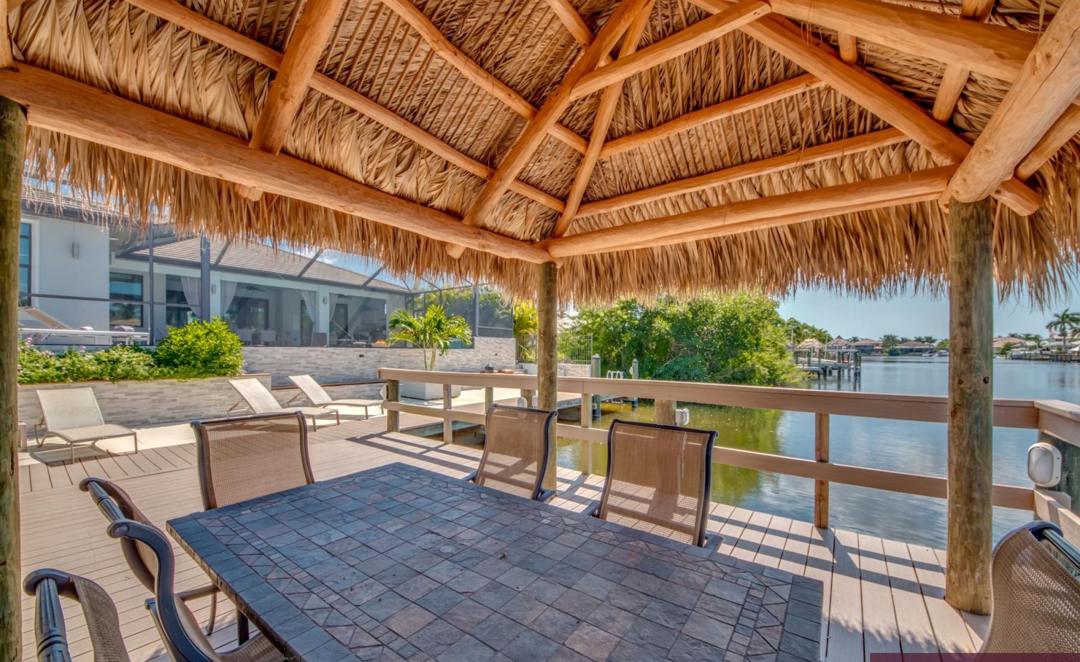 Elektrisch beheizter Pool mit integriertem Spa am Wasser in Cape Coral.