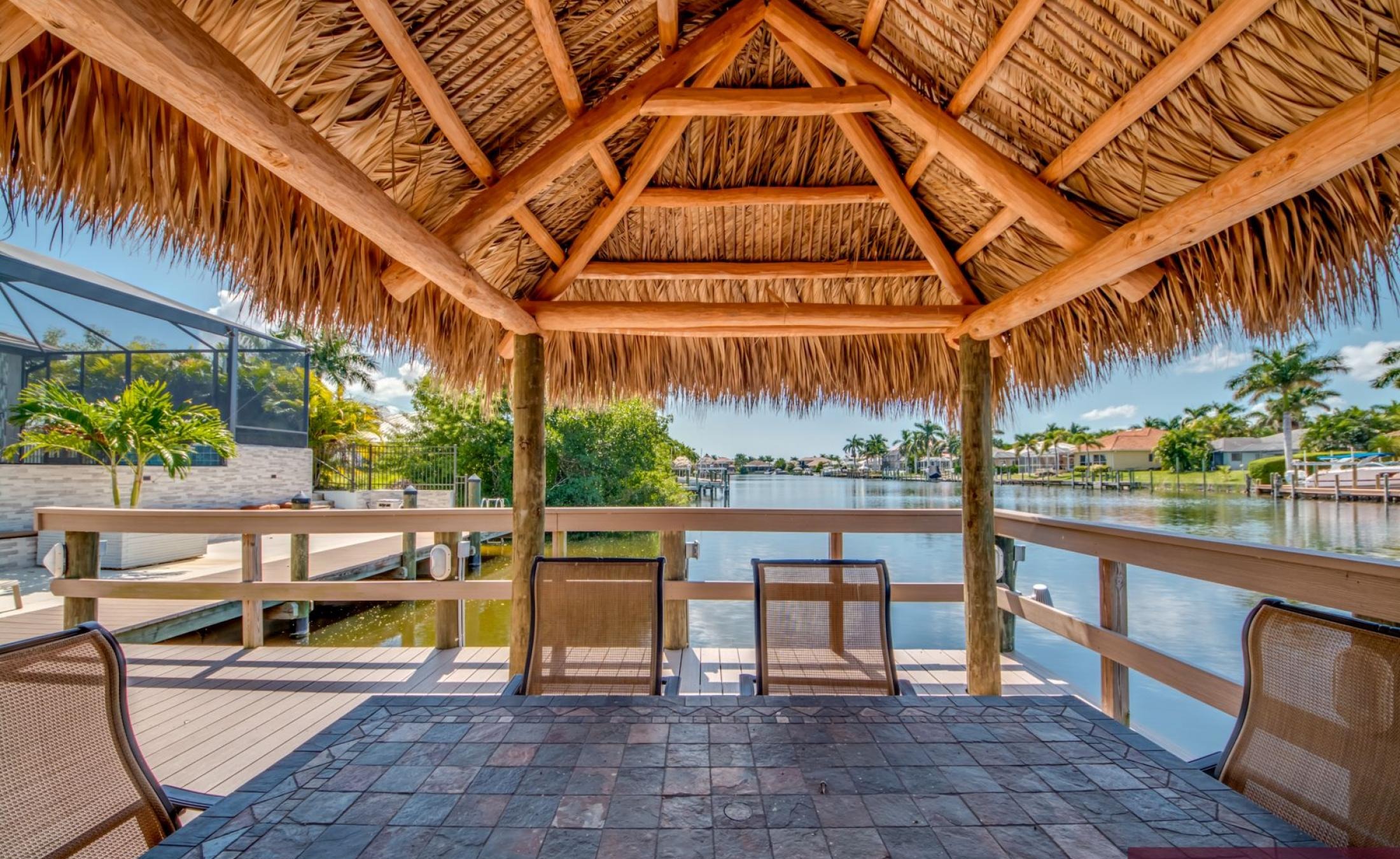 Villa am Wasser in Cape Coral mit privatem Bootsdock und beheiztem Pool mit Spa.