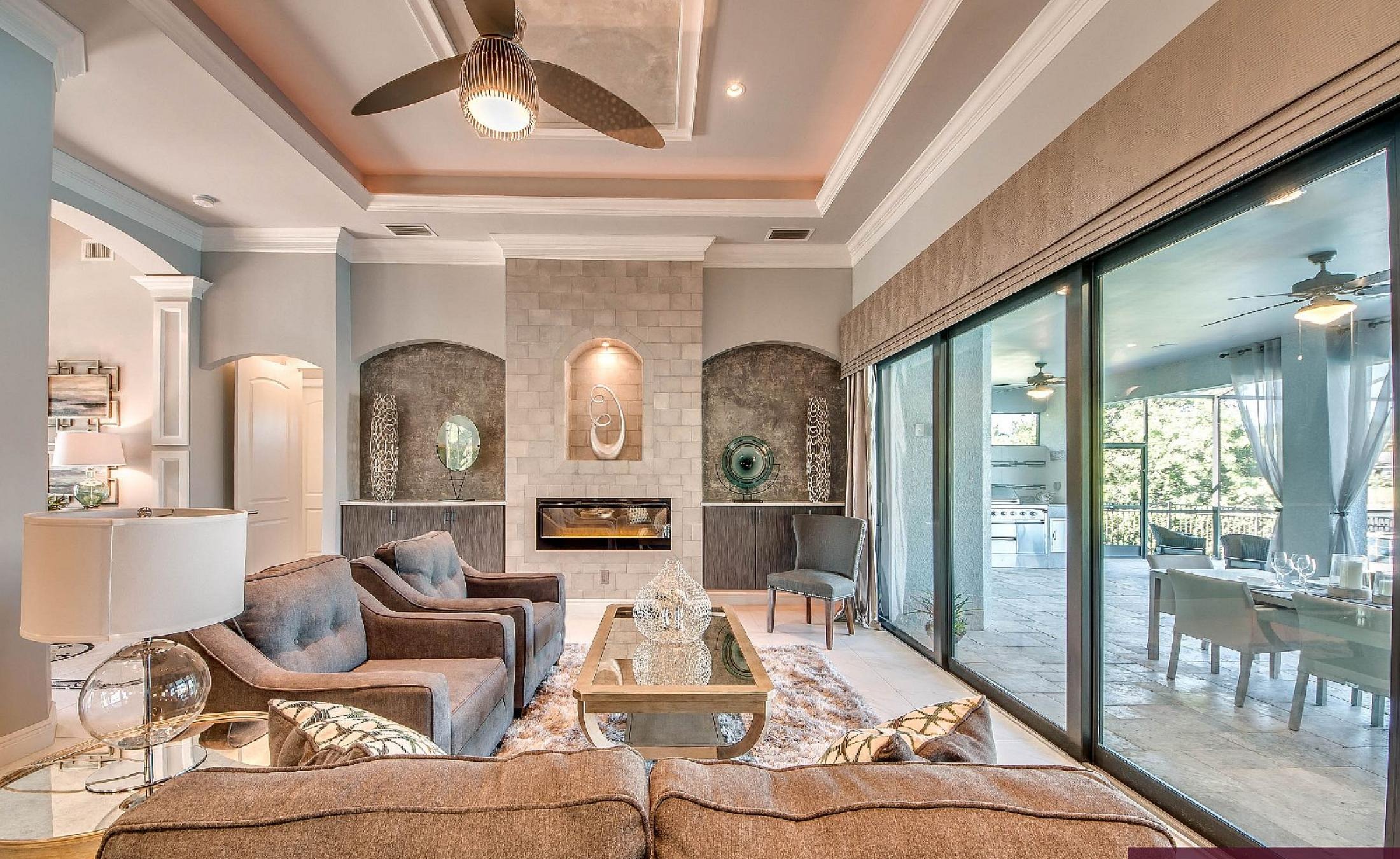 Elektrisch beheizter Pool mit Spa am Wasser und privatem Bootsdock.