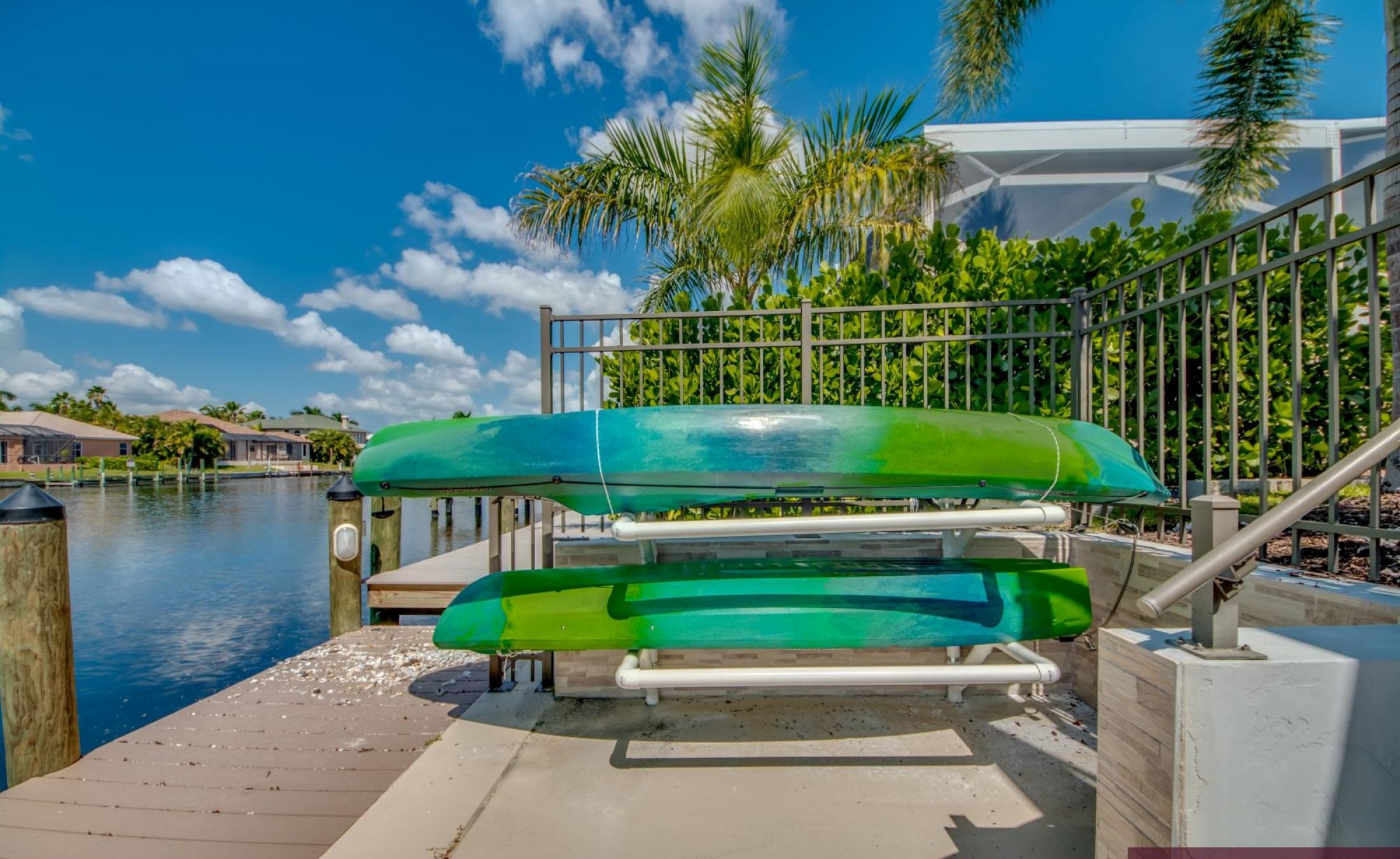 Elektrisch beheizter Pool mit Spa am Wasser mit privatem Bootsdock.