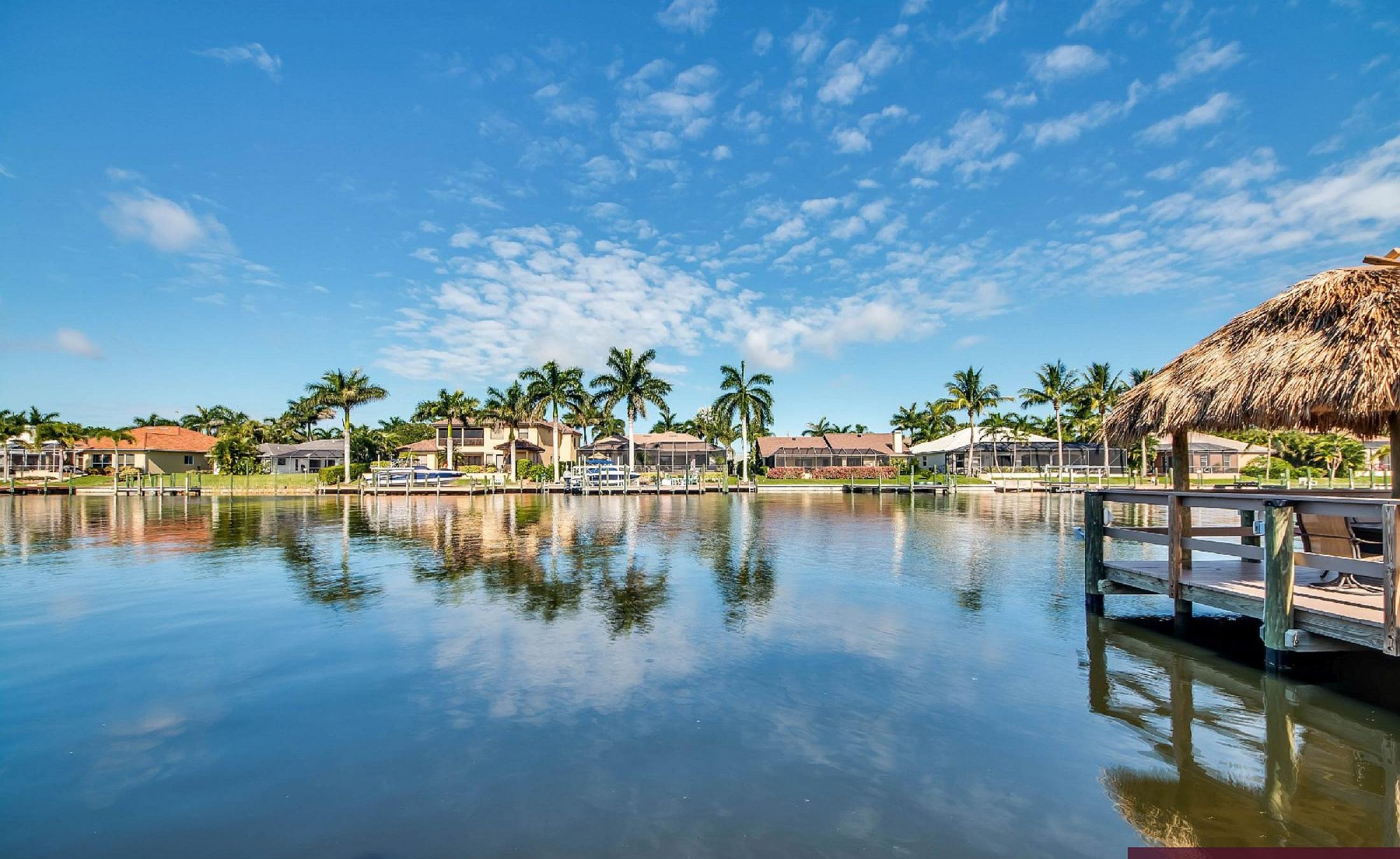 Elektrisch beheizter Pool mit integriertem Spa am Wasser mit privatem Bootsdock.