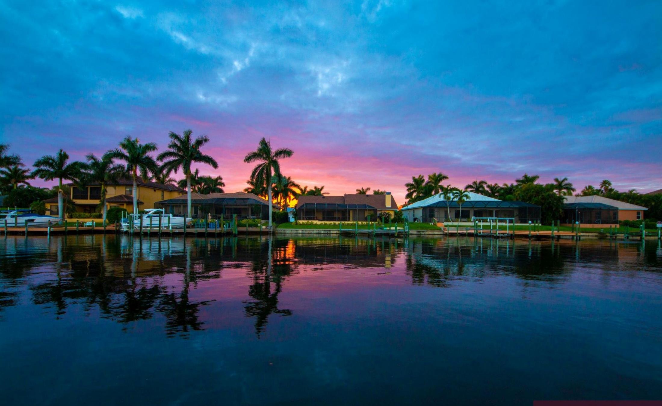 Villa am Wasser in Cape Coral mit privatem Bootsdock und Pool mit Spa.