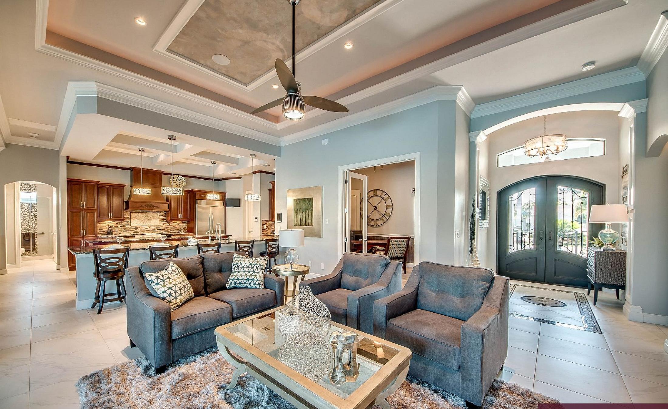 Elektrisch beheizter Pool mit Spa am Wasser mit privatem Bootsdock.