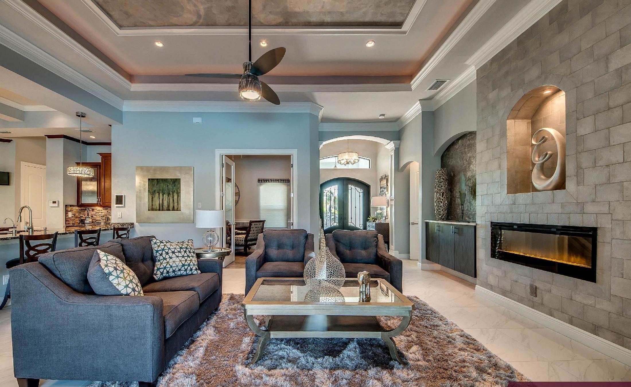 Elektrisch beheizter Pool mit integriertem Spa am Wasser.