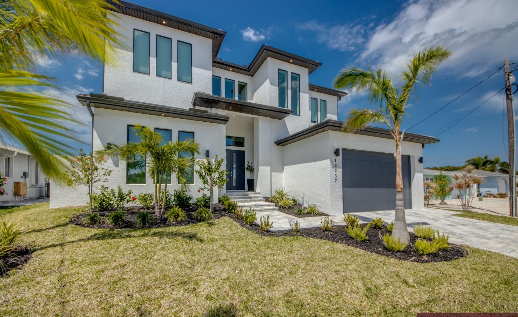 Exklusive Waterfront-Villa in Cape Coral mit beheiztem Pool, Spa und privatem Bootsdock.