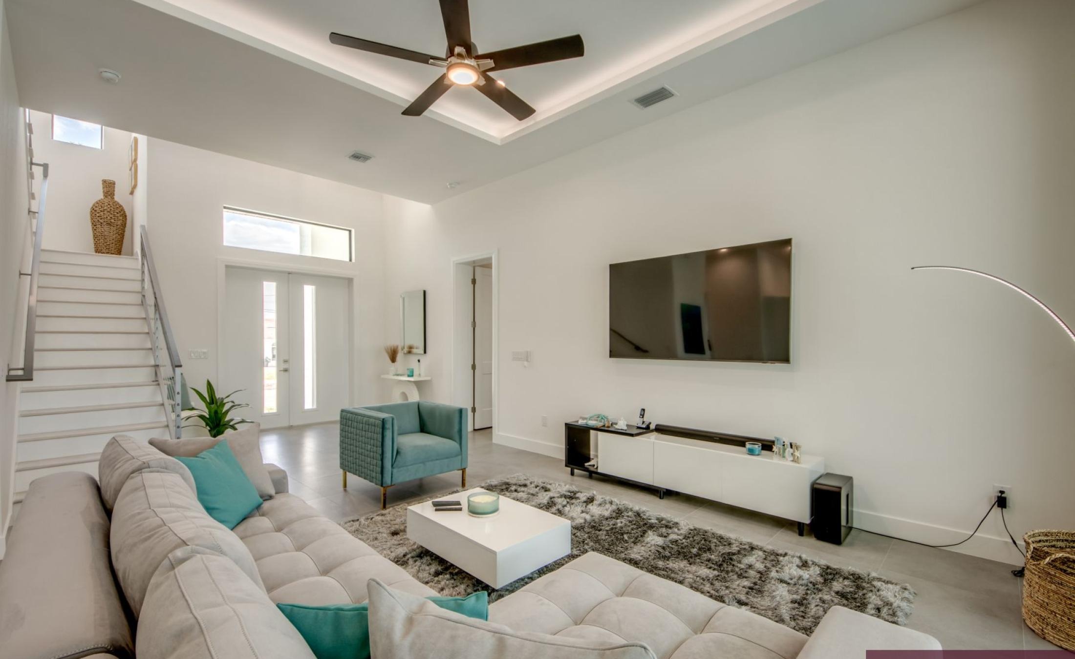 Beheizter Pool und Spa auf der Terrasse am Kanal mit Bootsdock.