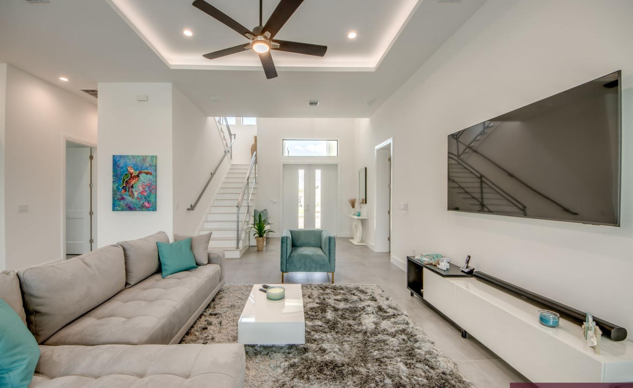 Beheizter Pool und Spa auf der Terrasse mit Blick auf den Kanal.