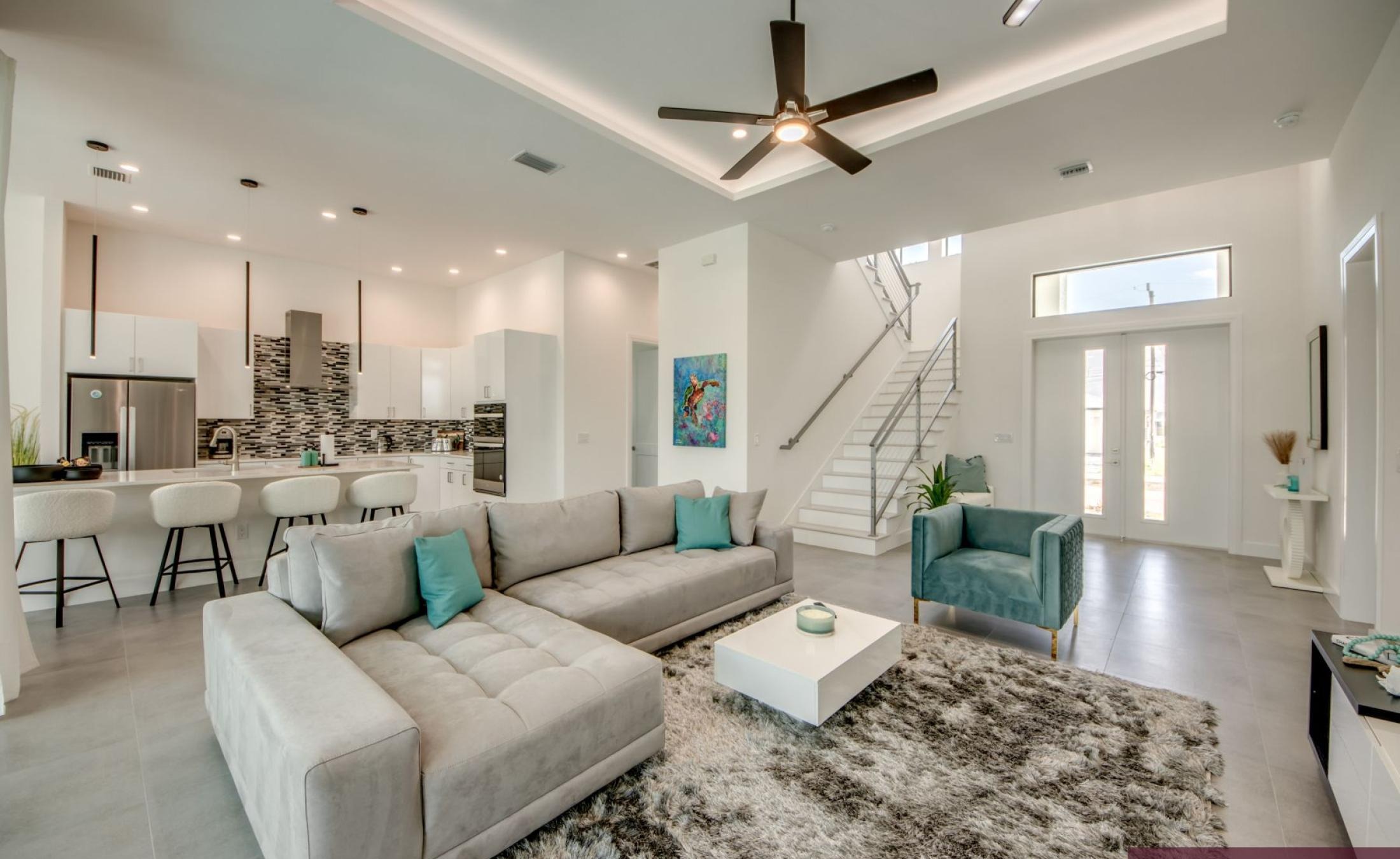 Beheizter Pool und Spa auf der Terrasse am Kanal.