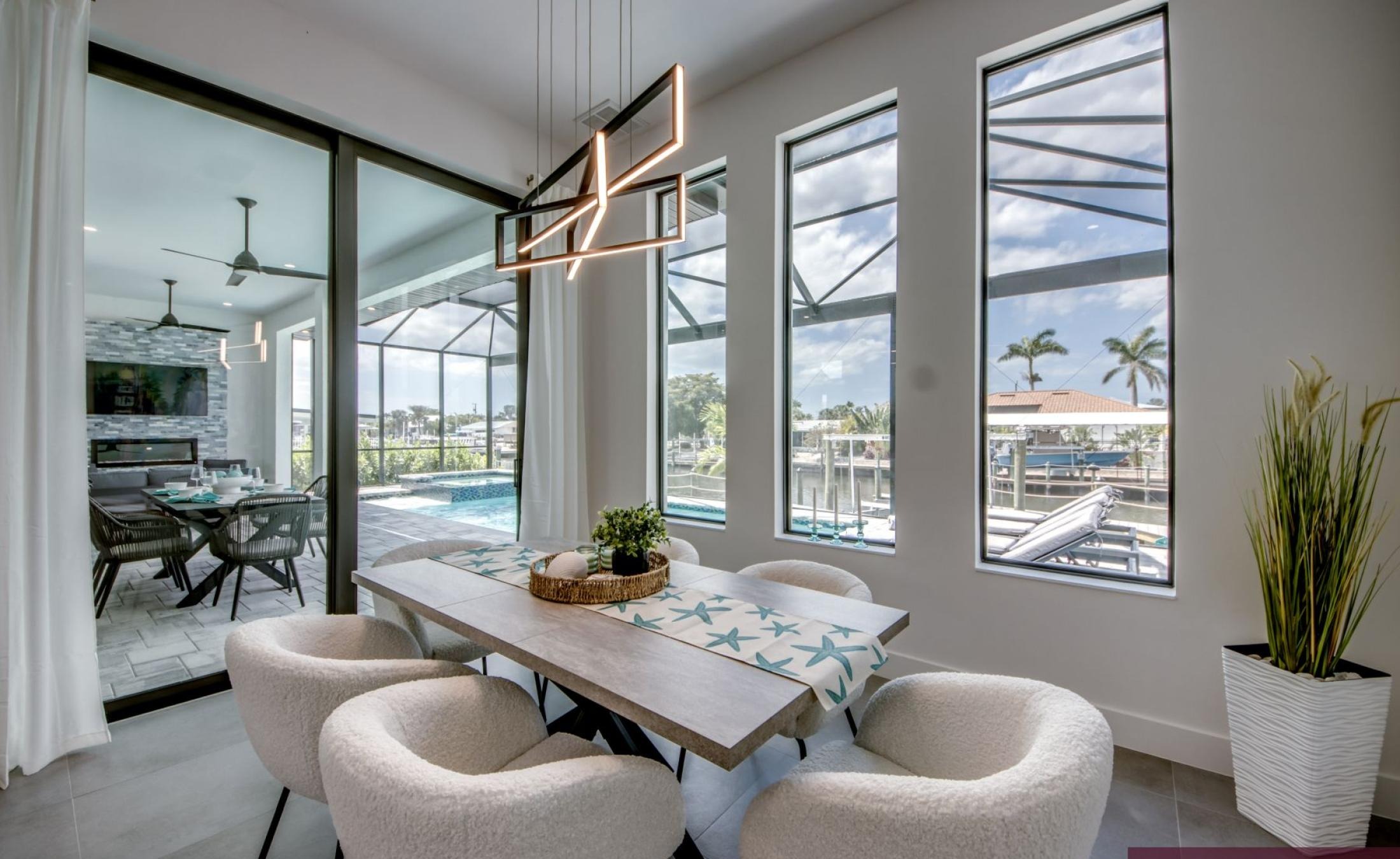 Beheizter Pool und Spa am Kanal mit Bootsdock und Westausrichtung.