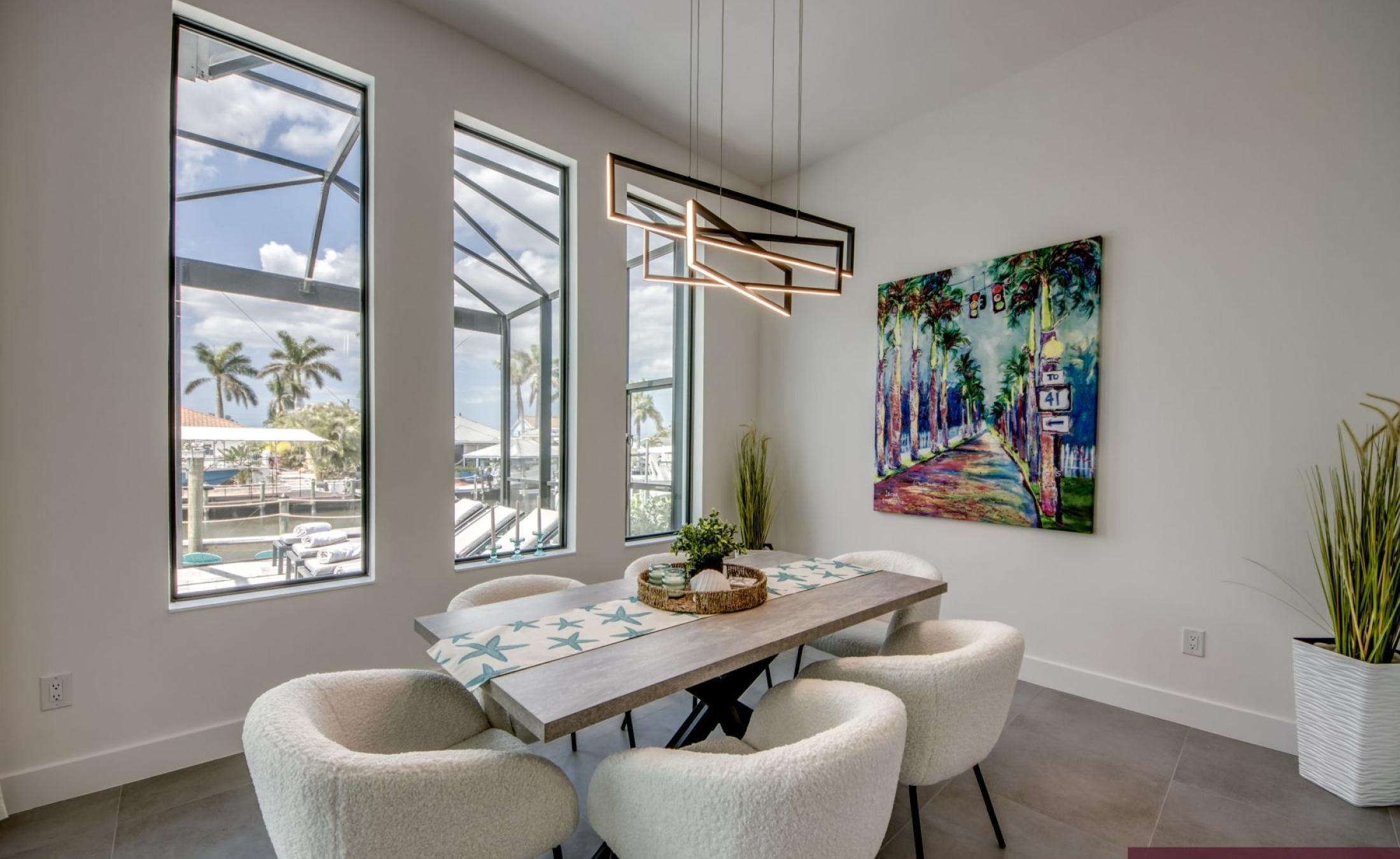 Beheizter Pool und Spa auf der Terrasse mit Blick auf den Kanal.