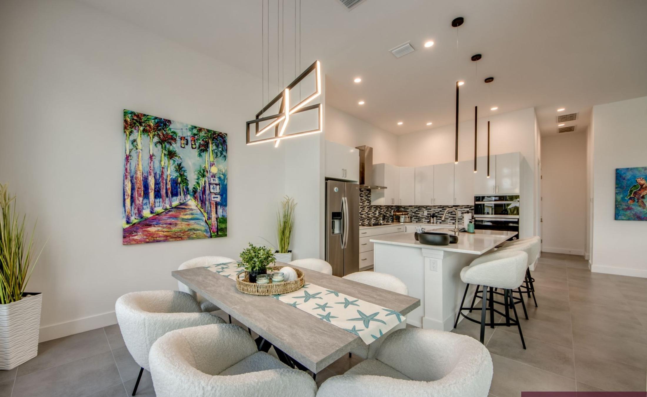 Beheizter Pool und Spa auf der Terrasse am Wasser mit Bootsdock.