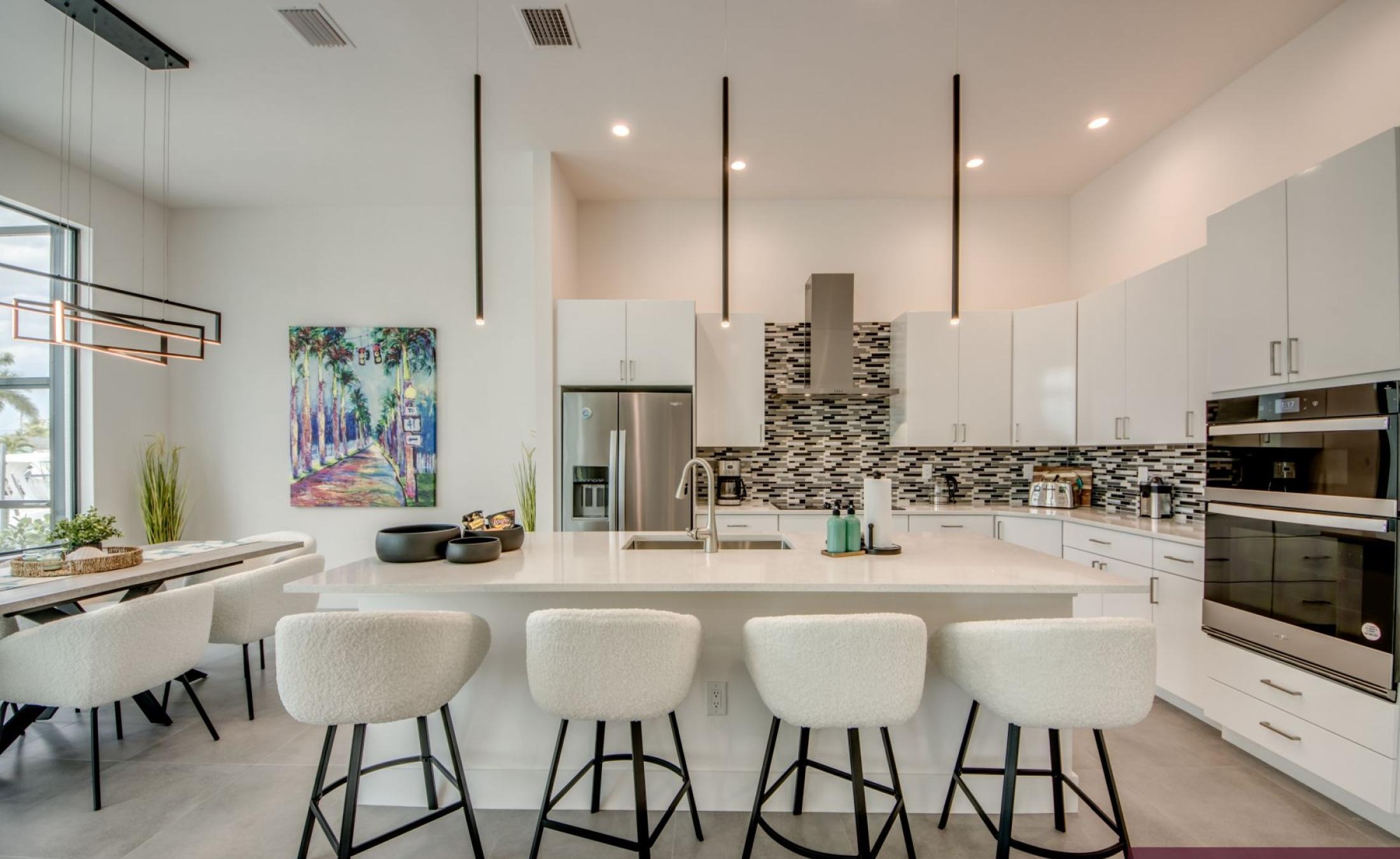 Beheizter Pool und Spa auf der Terrasse am Kanal mit Bootsdock (Westausrichtung).