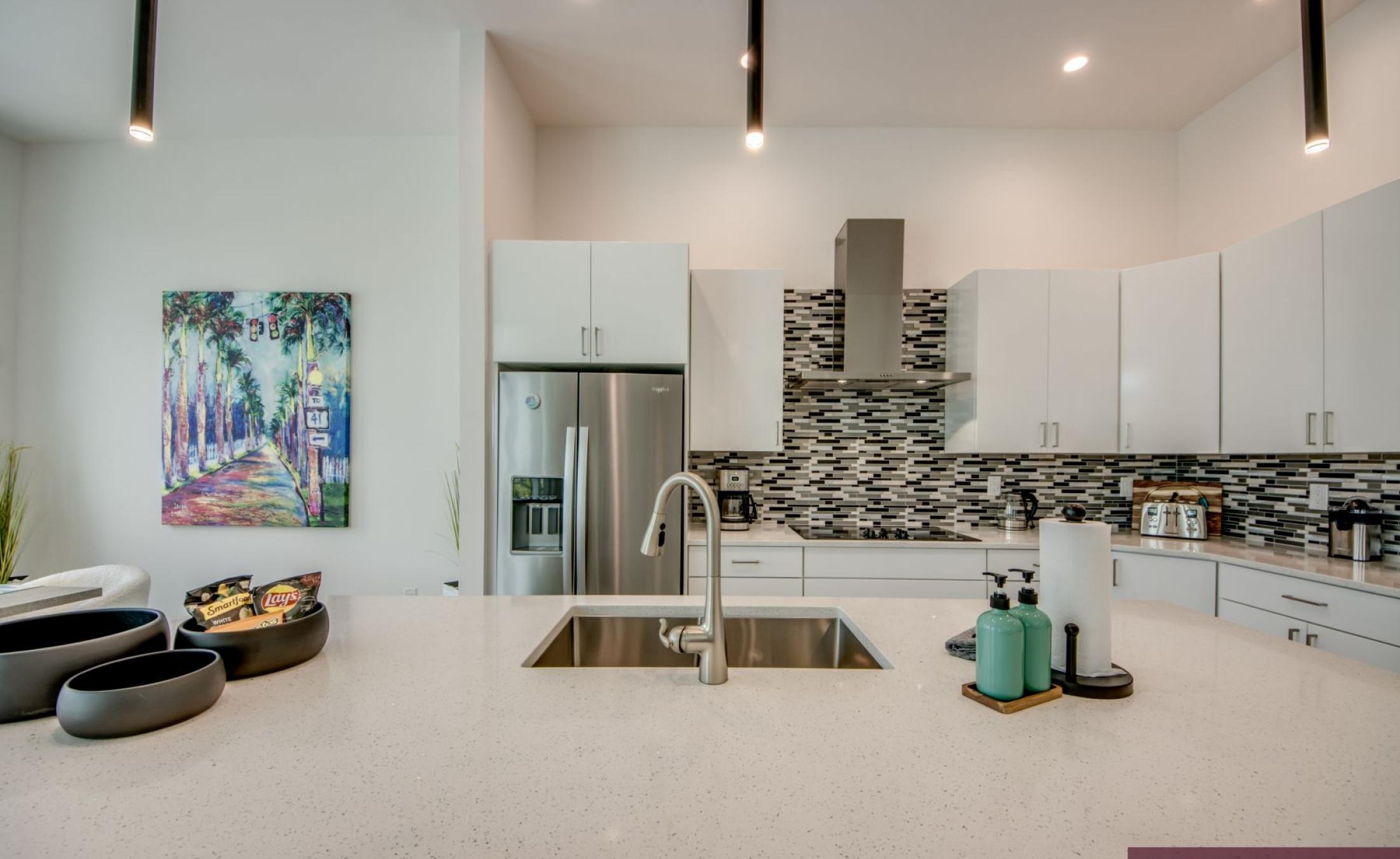 Beheizter Pool und Spa auf der Terrasse am Wasser mit Blick auf den Kanal.