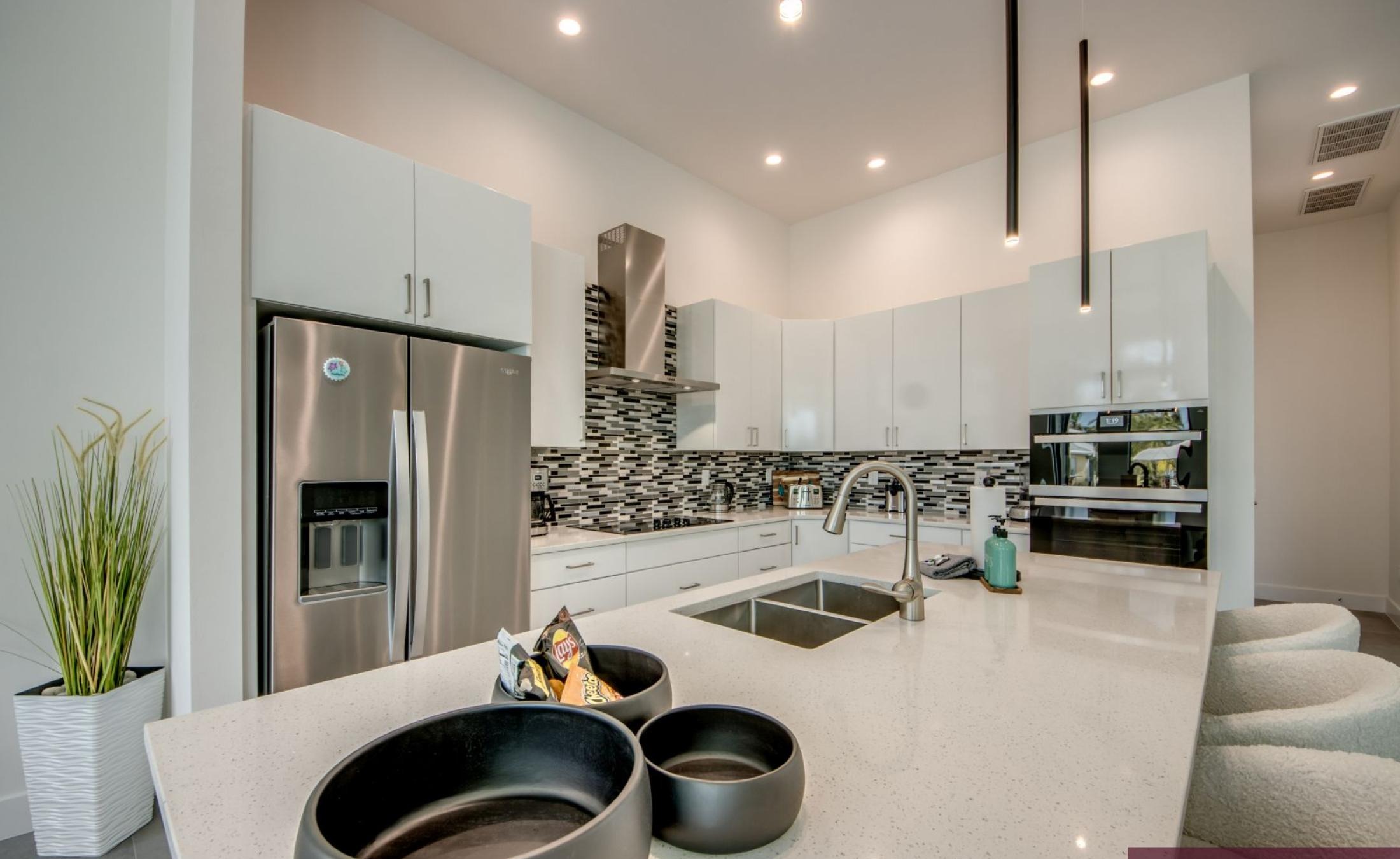 Beheizter Pool und Spa auf der Terrasse mit Blick auf den Kanal.