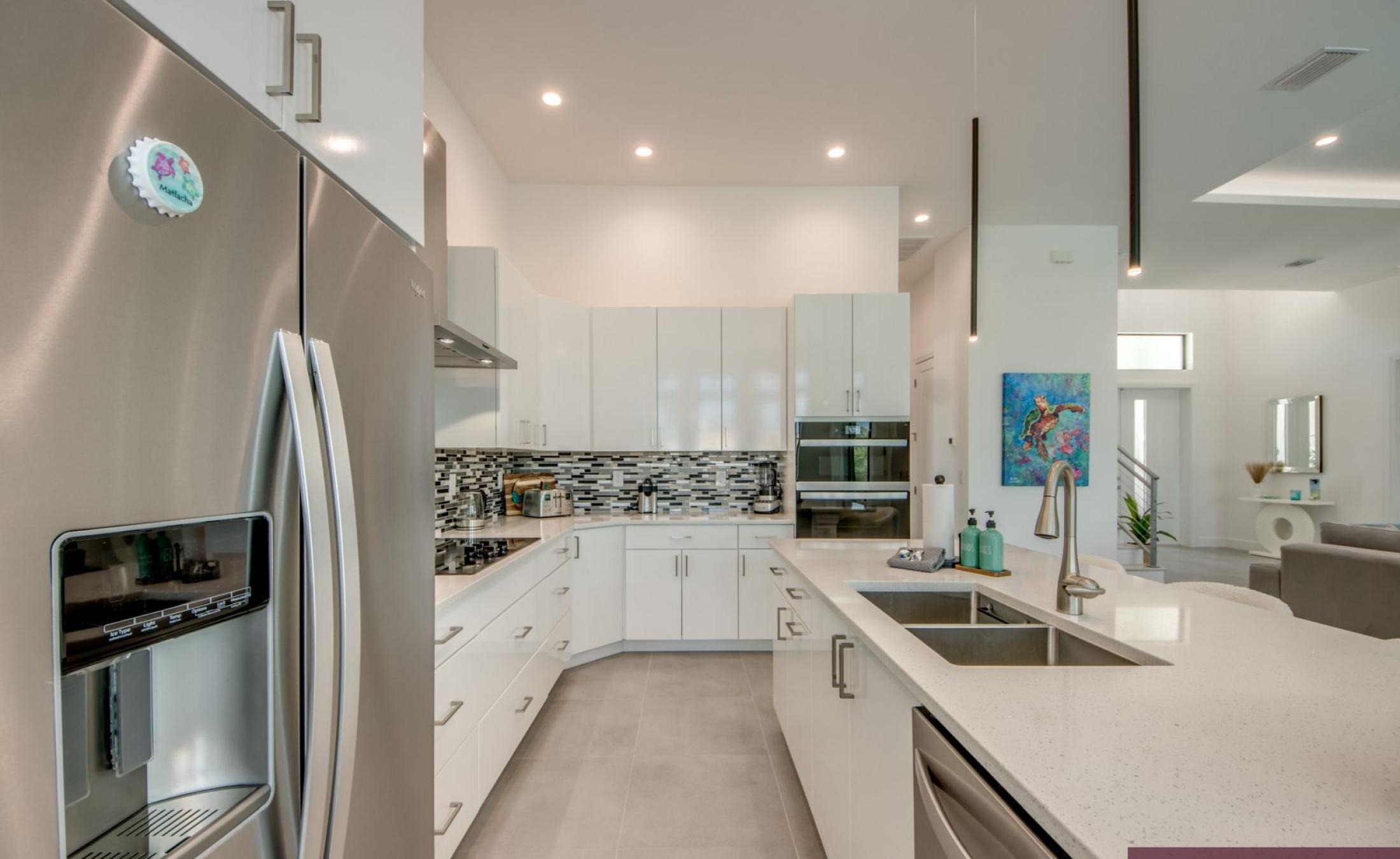 Beheizter Pool und Spa auf der Terrasse am Kanal mit Bootsdock.