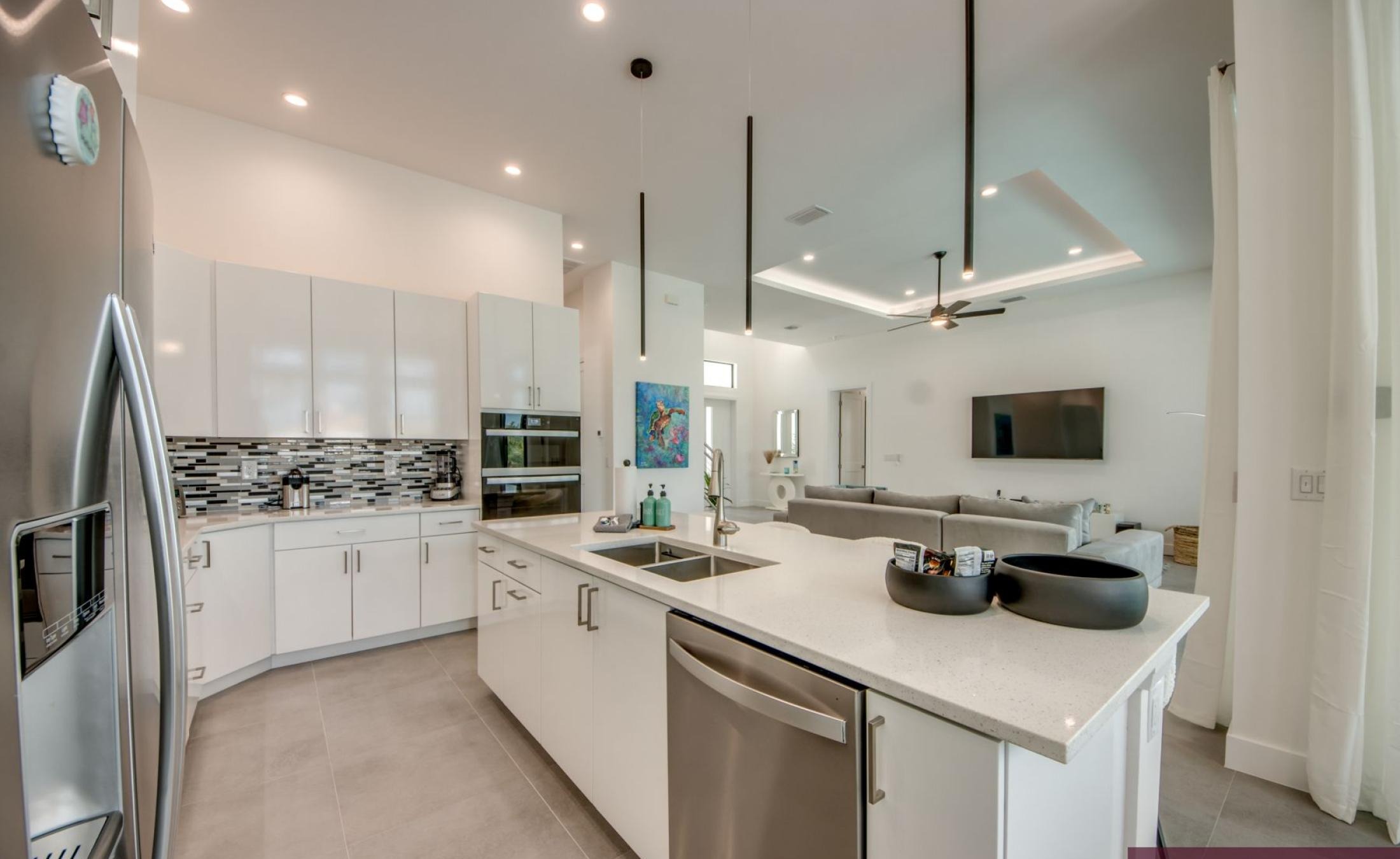 Beheizter Pool und Spa auf der Terrasse am Kanal mit Bootsdock.