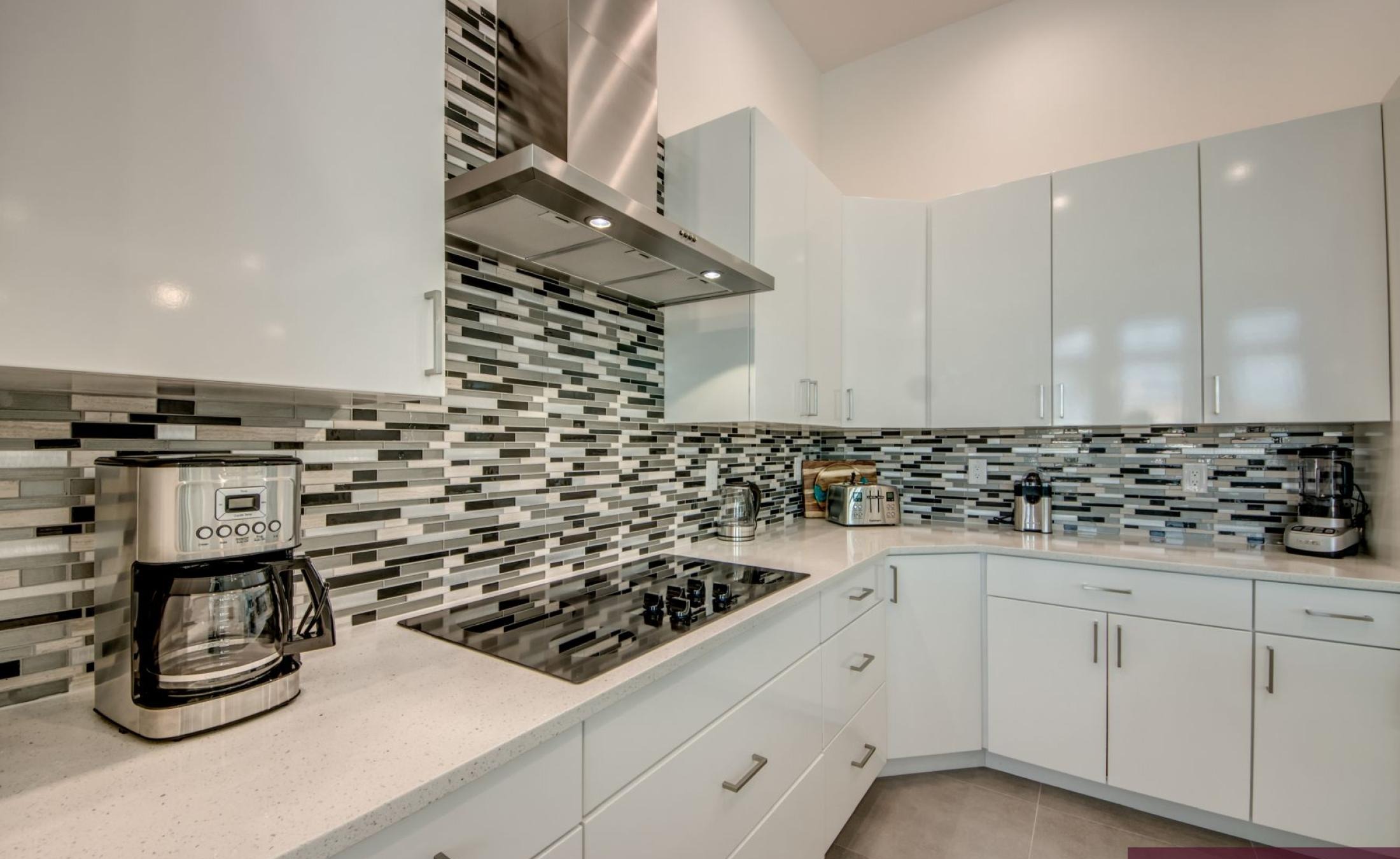 Beheizter Pool und Spa auf der Terrasse am Kanal mit Bootsdock.