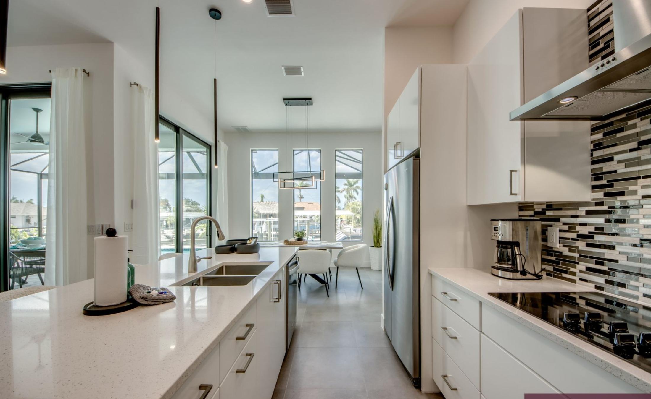 Beheizter Pool und Spa auf der Terrasse am Kanal mit Bootsdock.