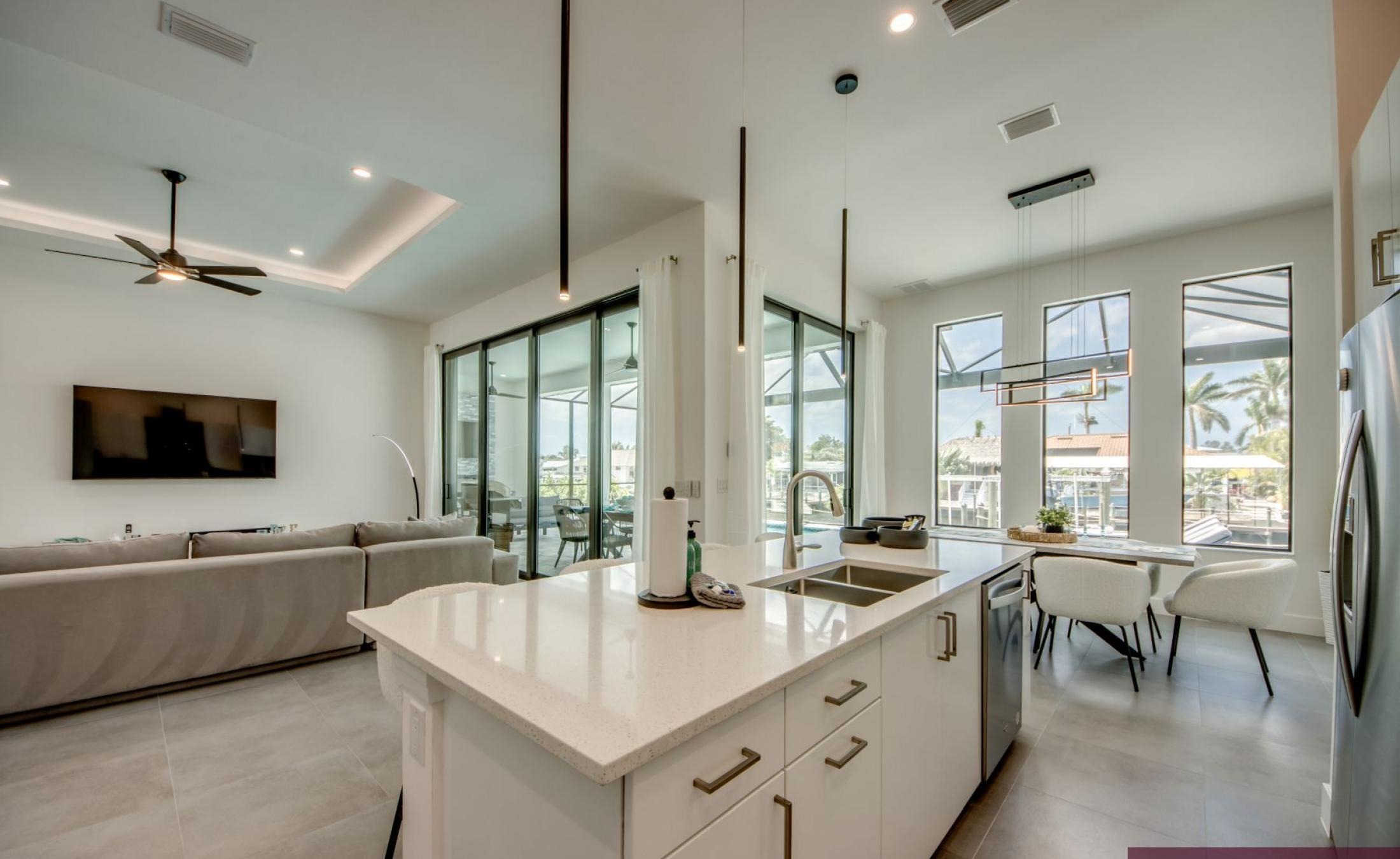 Beheizter Pool und Spa auf der Terrasse am Kanal mit Bootsdock.