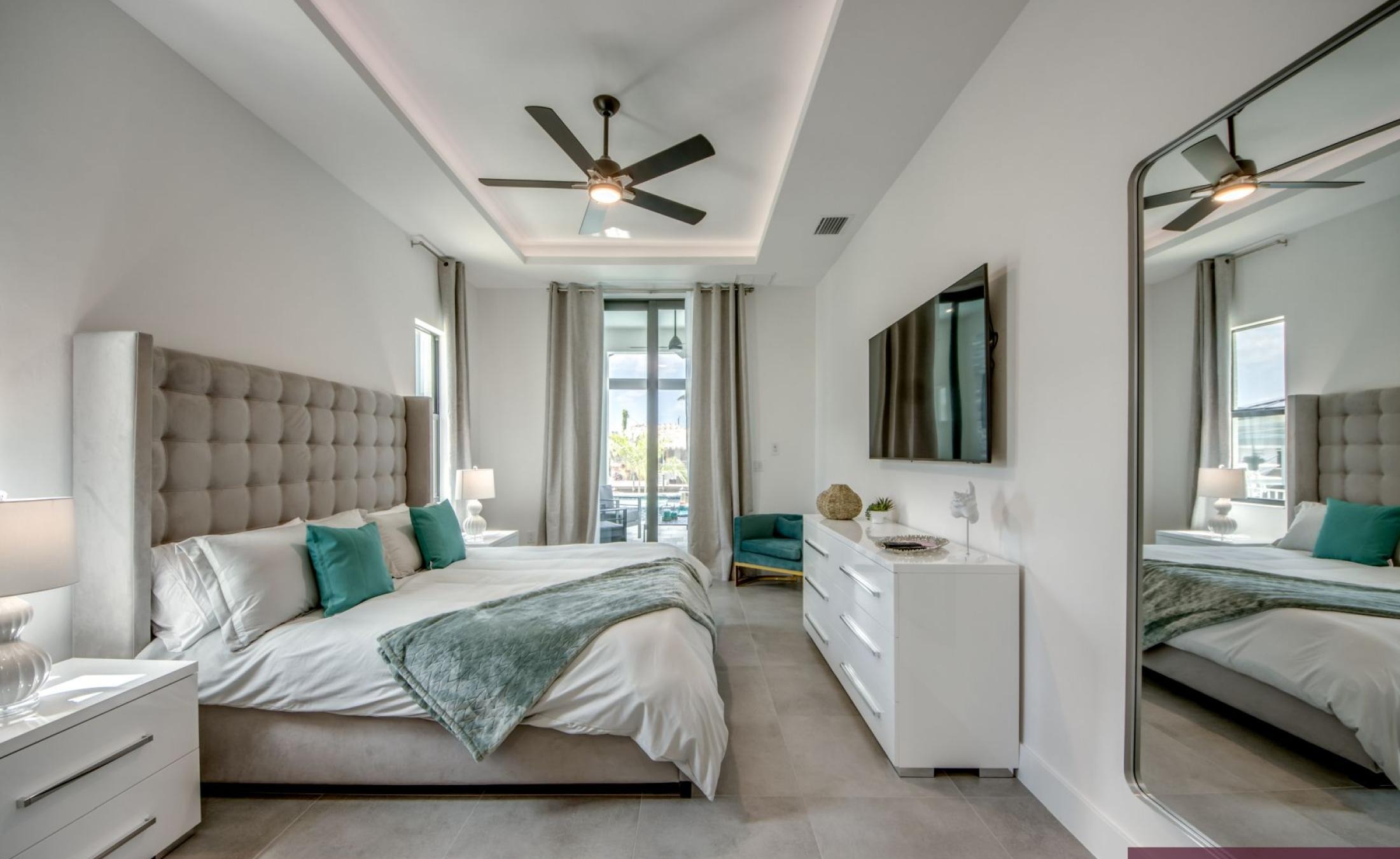 Beheizter Pool und Spa am Kanal mit Bootsdock und Westausrichtung.