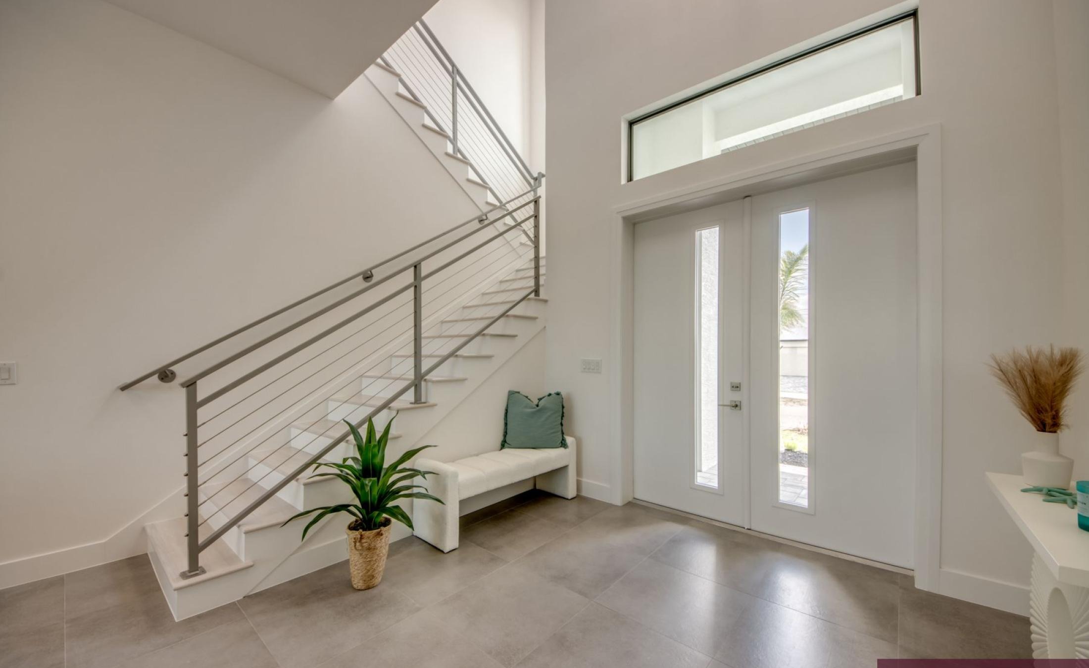 Beheizter Pool und Spa auf der Terrasse am Kanal mit Bootsdock (Westlage).