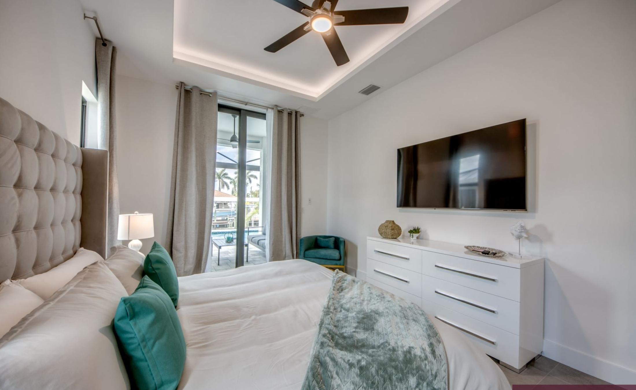 Beheizter Pool und Spa auf der Terrasse am Kanal mit Bootsdock.