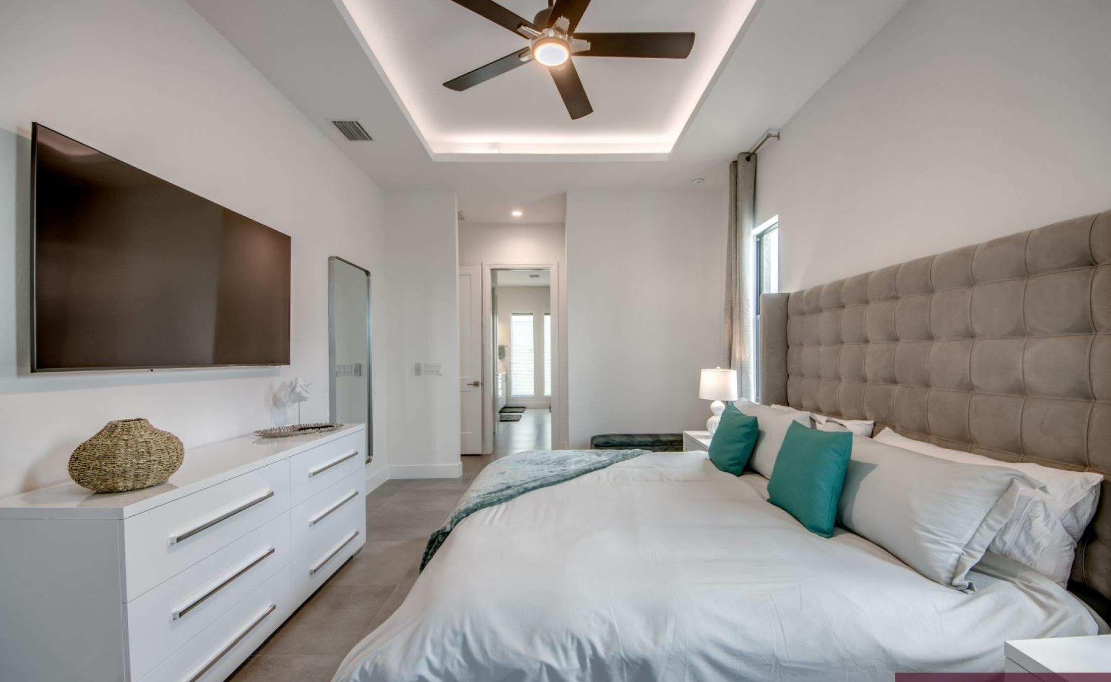 Außenbereich am Kanal mit privatem Bootsdock sowie beheiztem Pool und Spa.