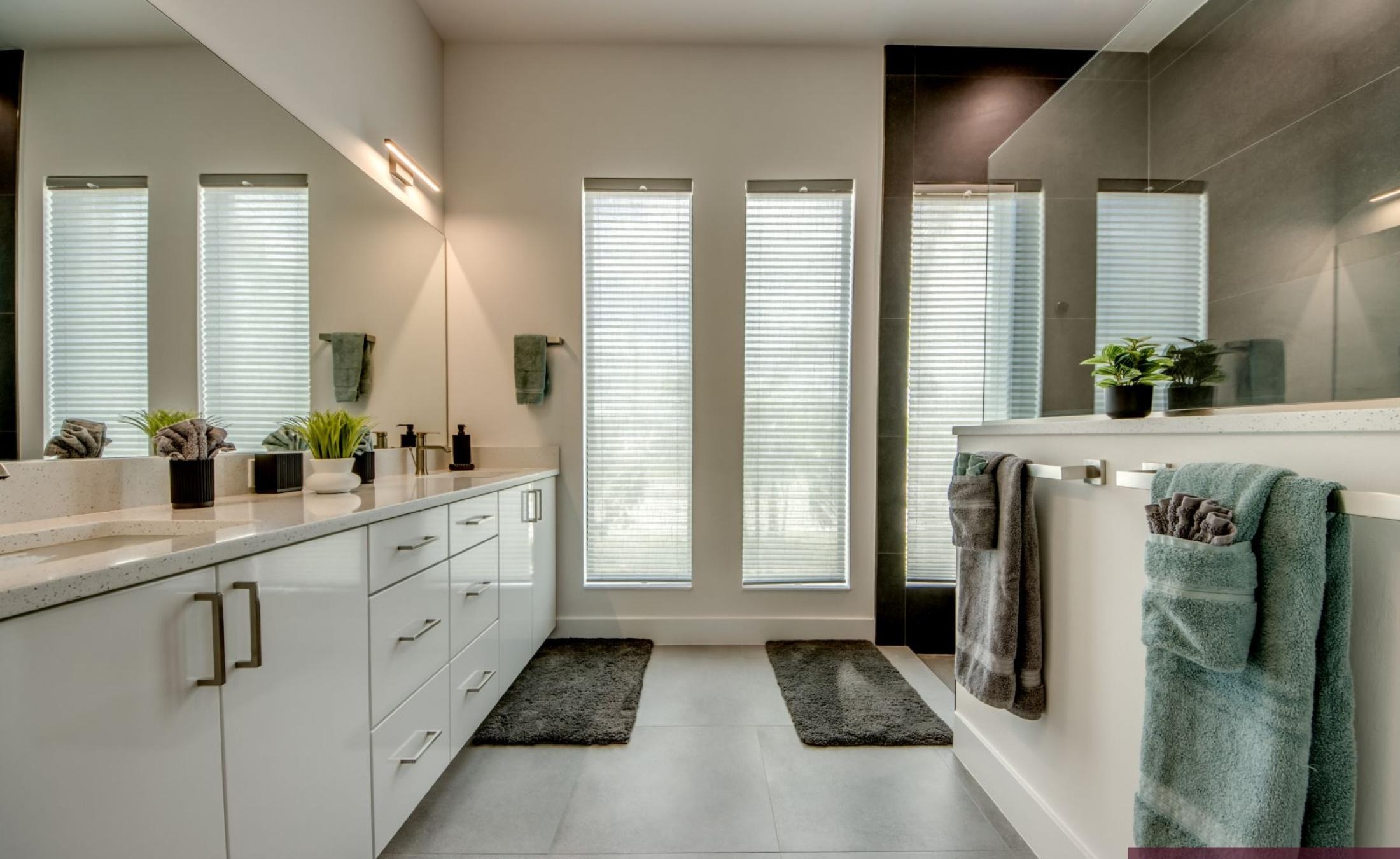 Beheizter Pool und Spa auf der Terrasse am Kanal mit Bootsdock.