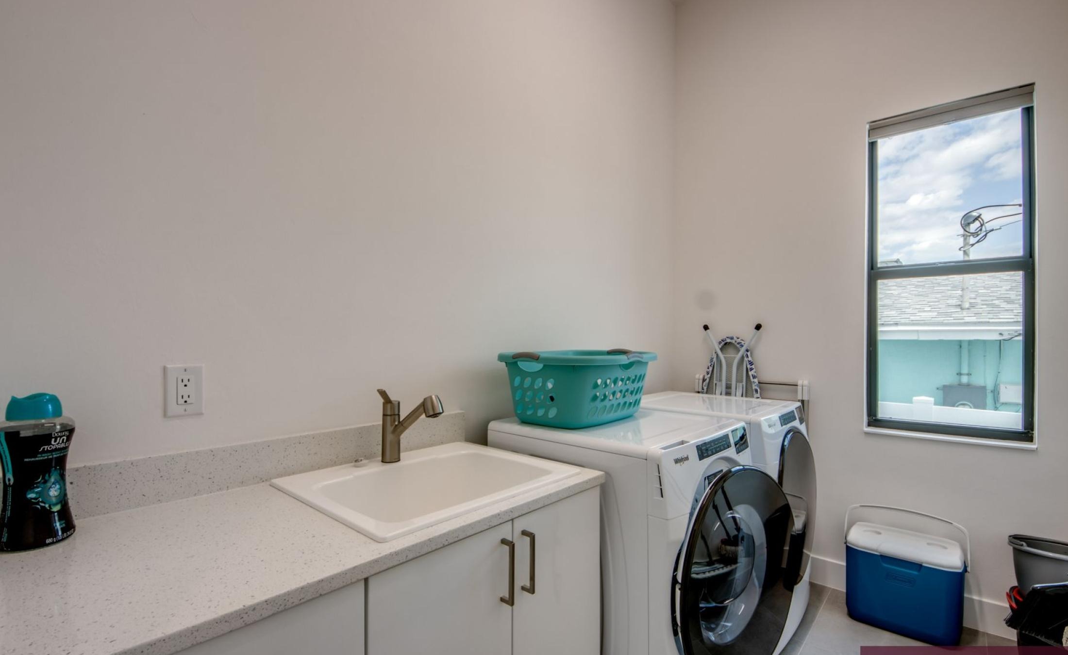 Beheizter Pool und Spa am Kanal mit Bootsdock (Westlage).