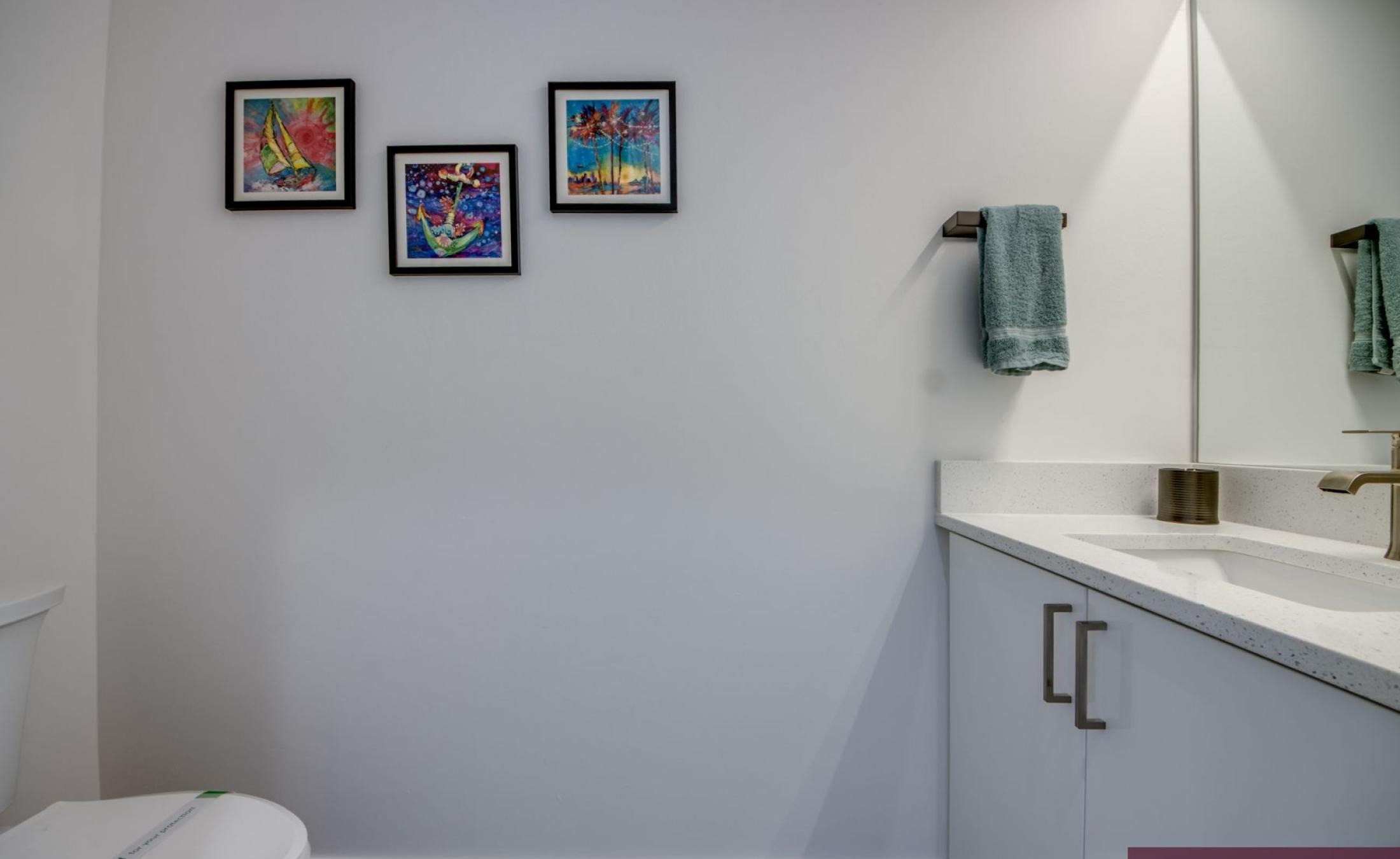 Beheizter Pool und Spa auf der Terrasse am Kanal mit Bootsdock.