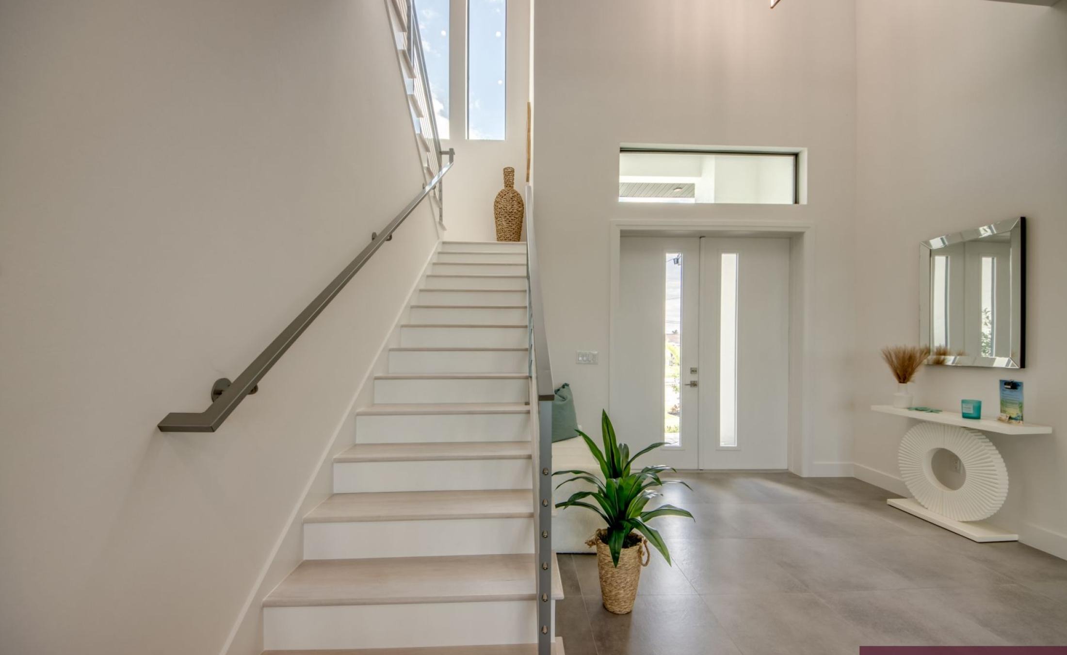 Beheizter Pool und Spa auf der Terrasse am Kanal mit Bootsdock (Westlage).