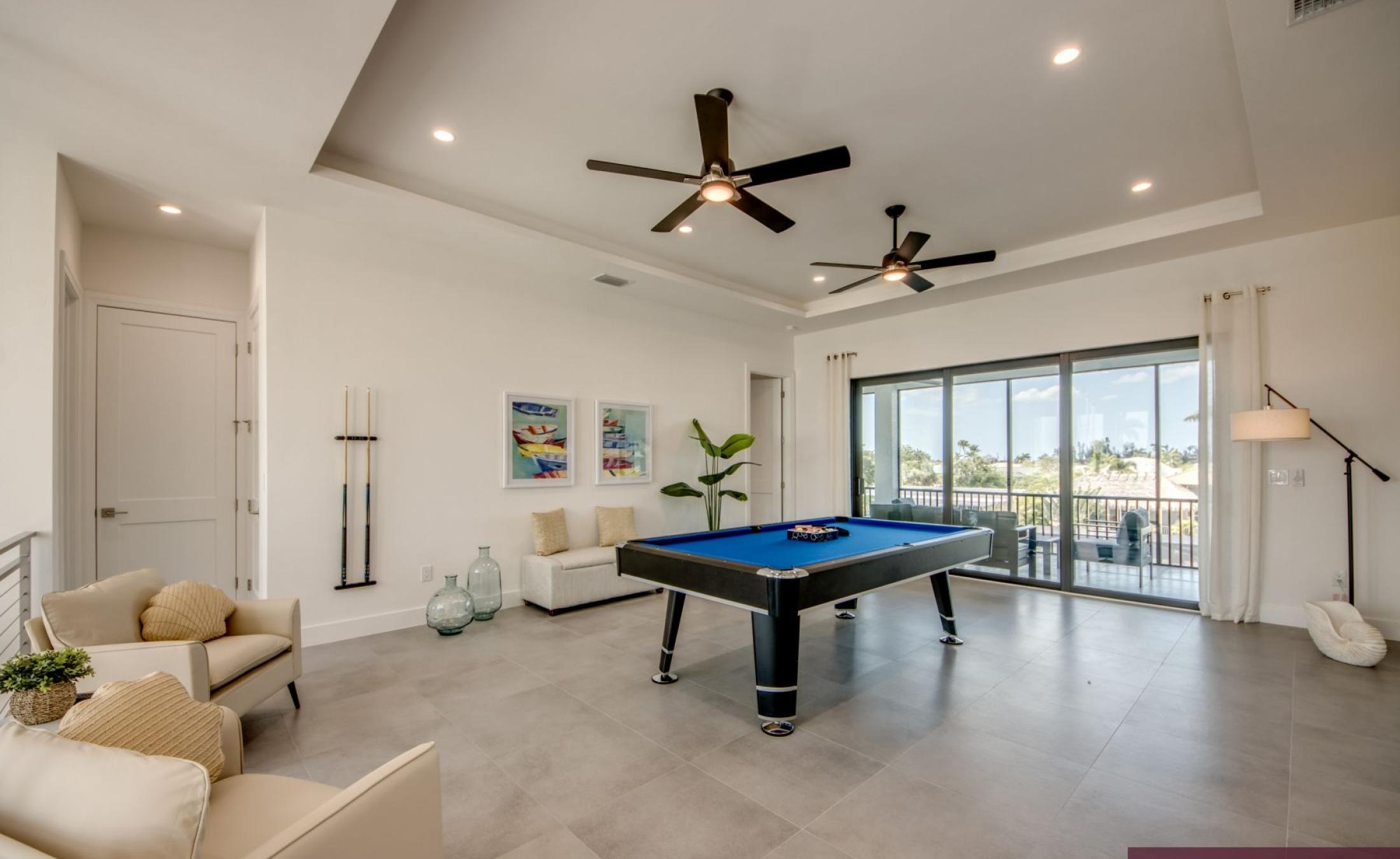 Beheizter Pool und Spa auf der Terrasse am Wasser mit Bootsdock.