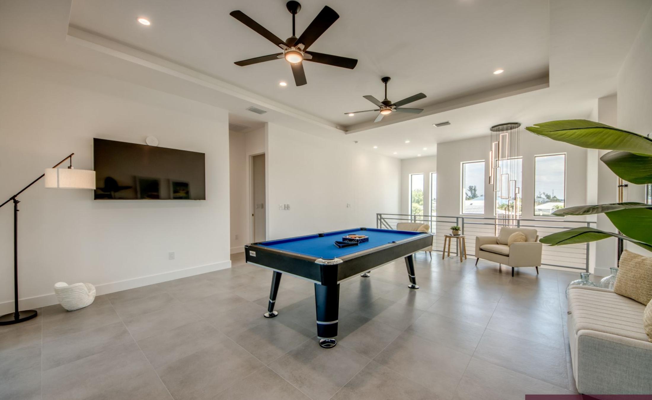 Beheizter Pool und Spa am Wasser mit Bootsdock und Westausrichtung.