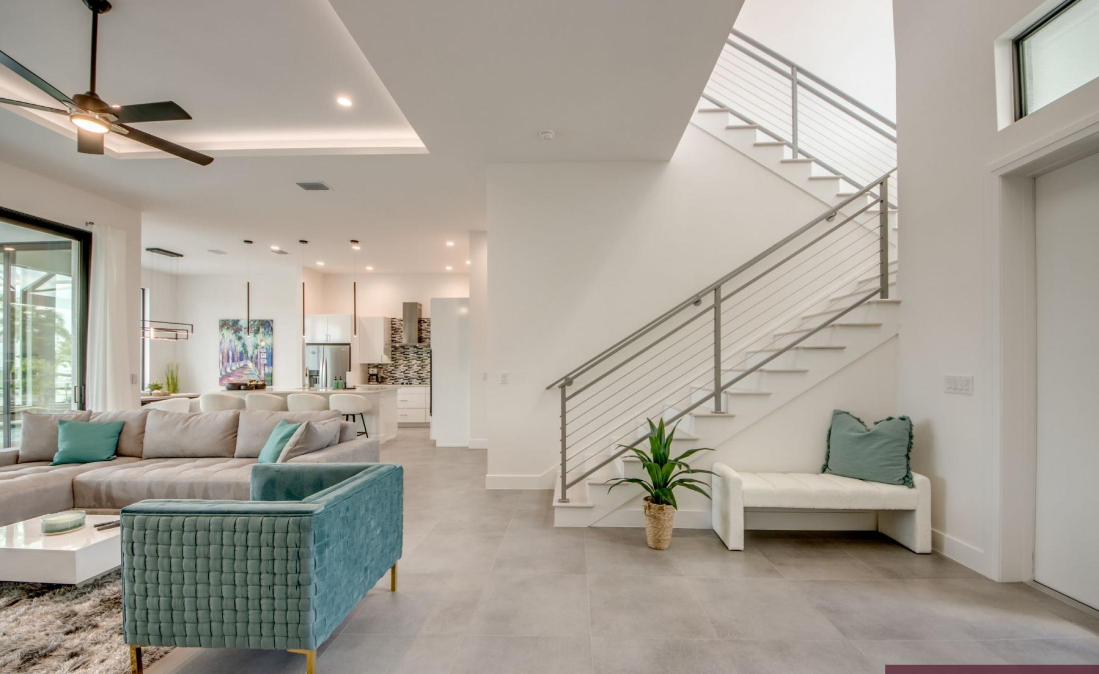 Beheizter Pool mit Spa auf der Terrasse direkt am Kanal.