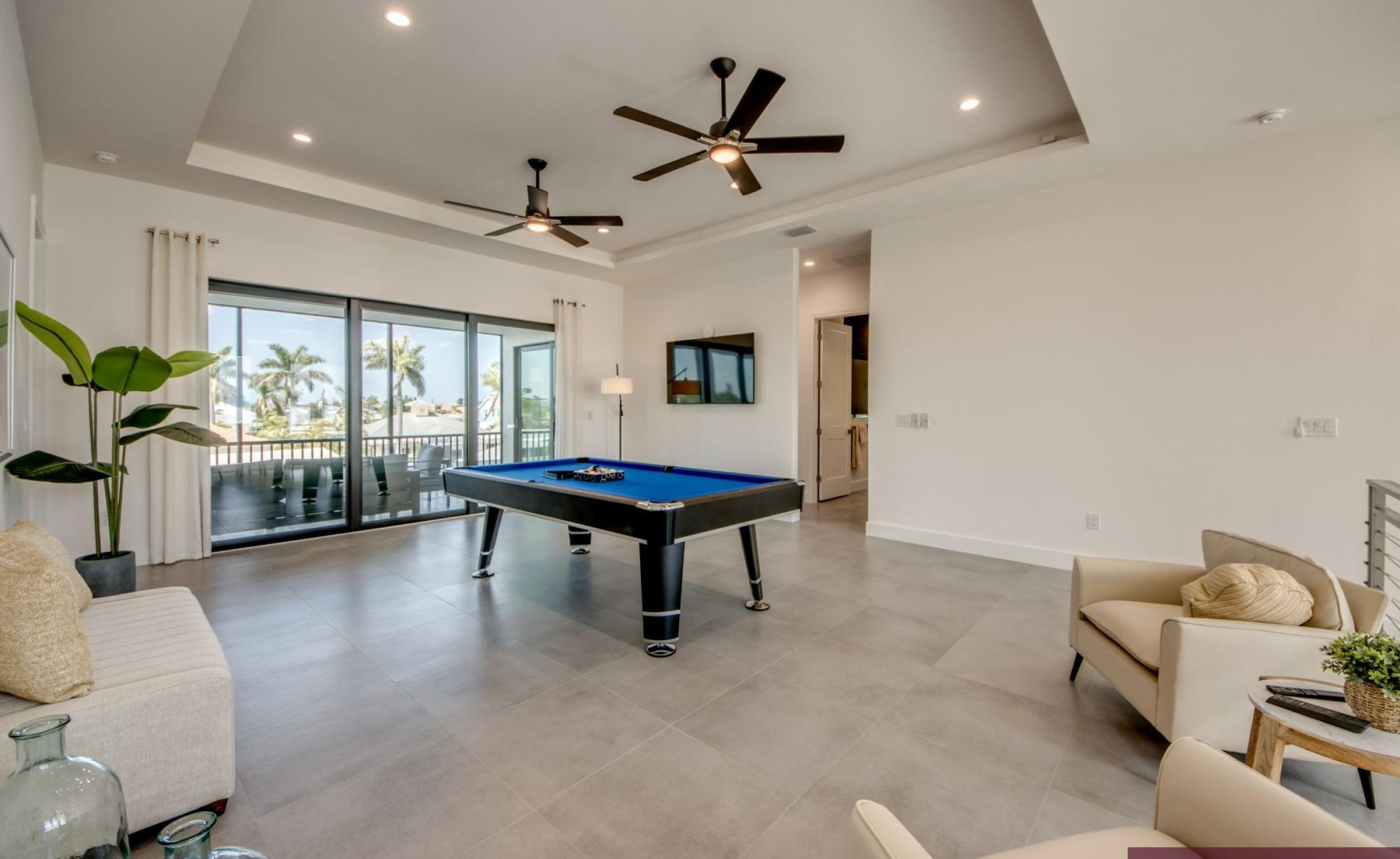 Beheizter Pool und Spa am Wasser mit Bootsdock und Westausrichtung.