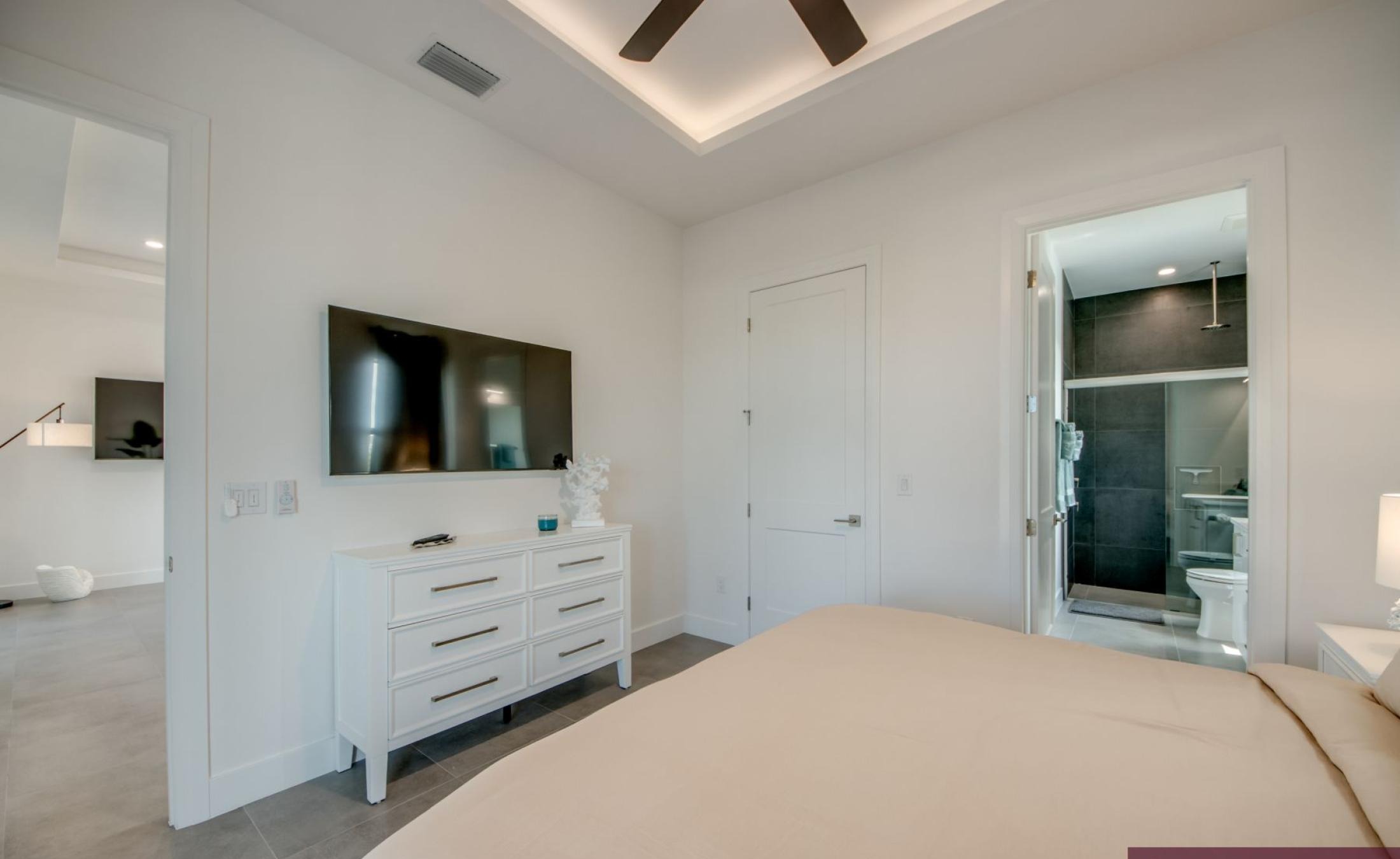 Beheizter Pool und Spa auf der Terrasse am Kanal mit Bootsdock.