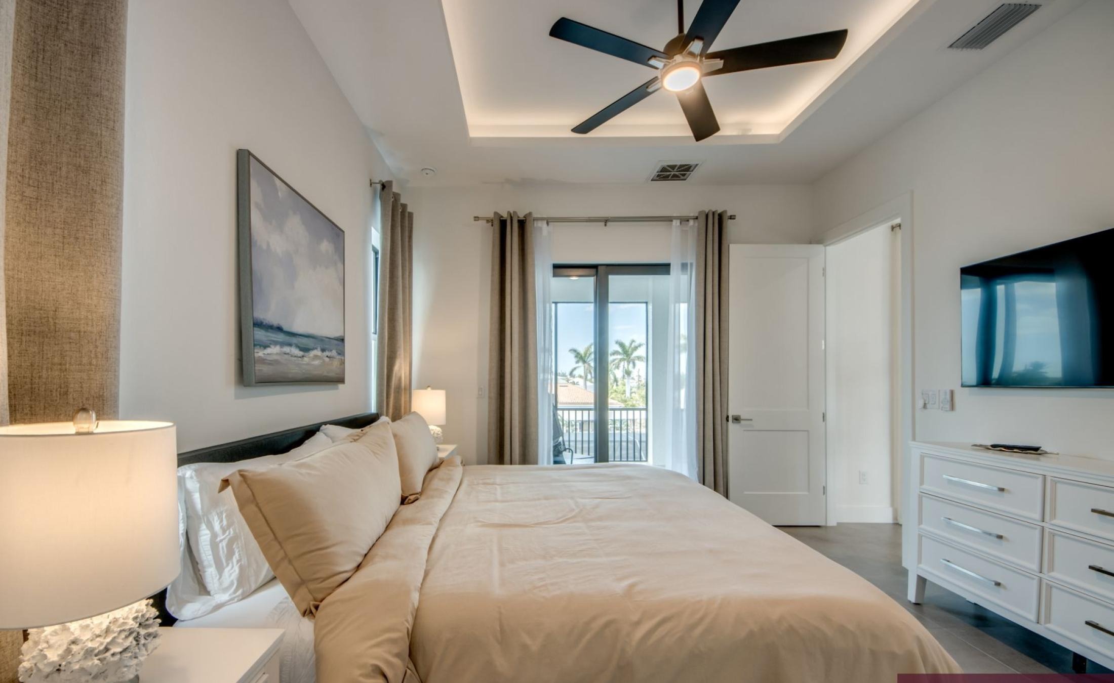 Beheizter Pool und Spa auf der Terrasse am Kanal mit Bootsdock (Westlage).