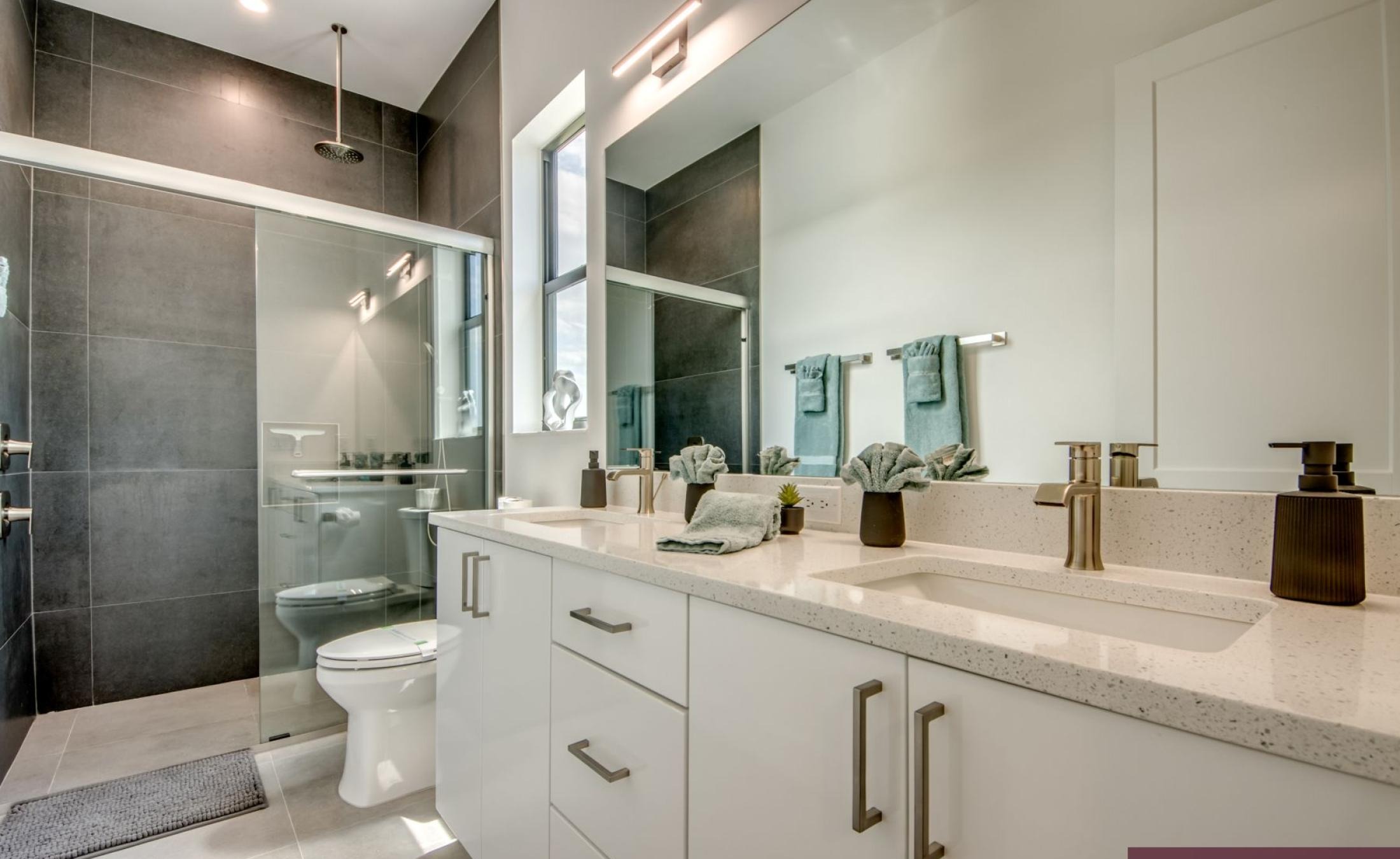 Beheizter Pool und Spa am Wasser mit Bootsdock und Blick auf den Kanal.