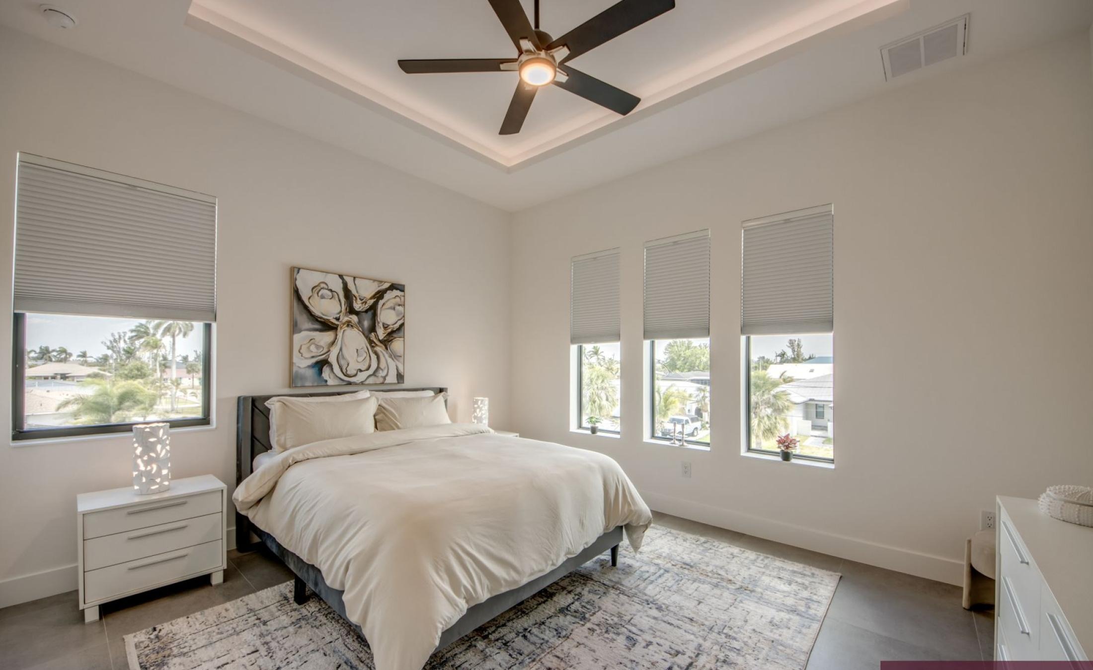 Beheizter Pool und Spa am Wasser mit Bootsdock.