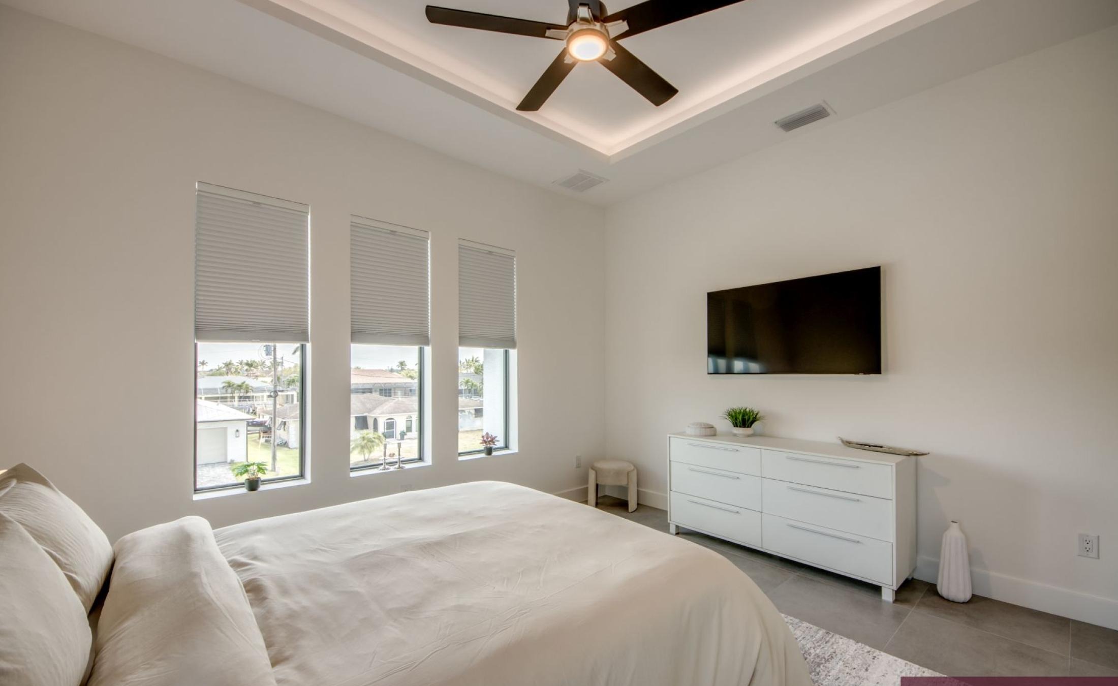 Beheizter Pool und Spa auf der Terrasse am Kanal mit Bootsdock.