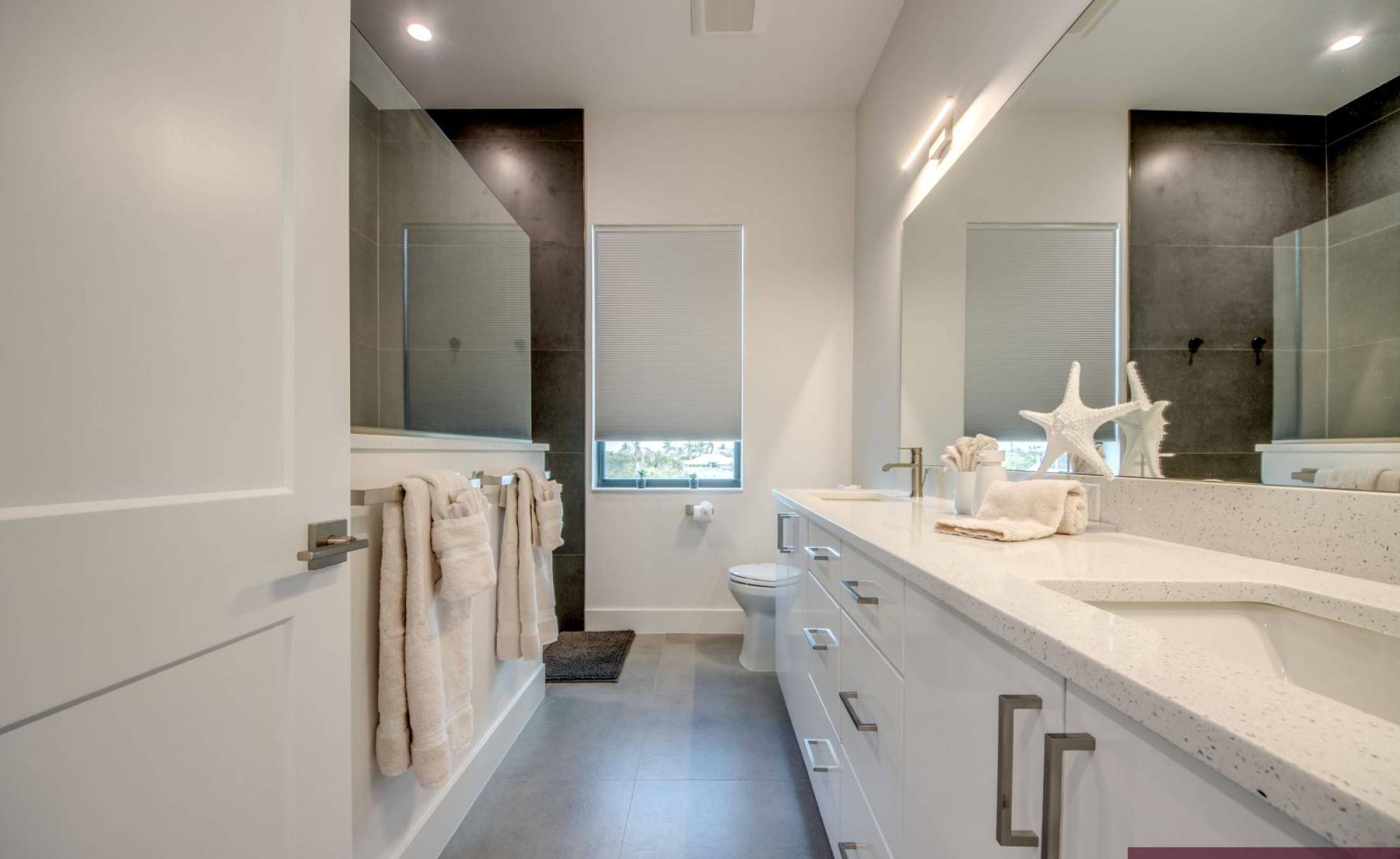 Beheizter Pool und Spa auf der Terrasse am Kanal mit Bootsdock.