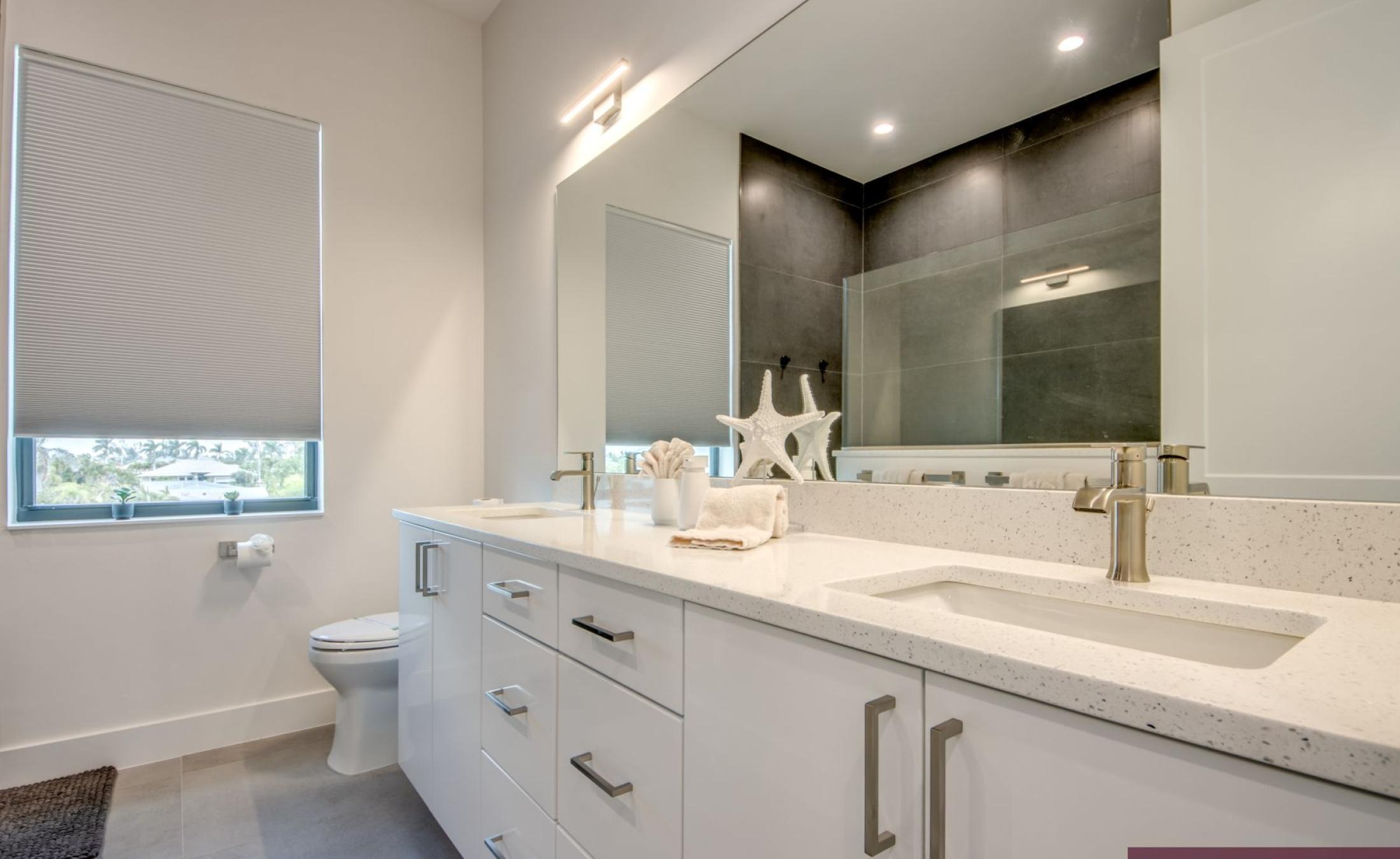 Beheizter Pool und Spa auf der Terrasse am Kanal mit Bootsdock.