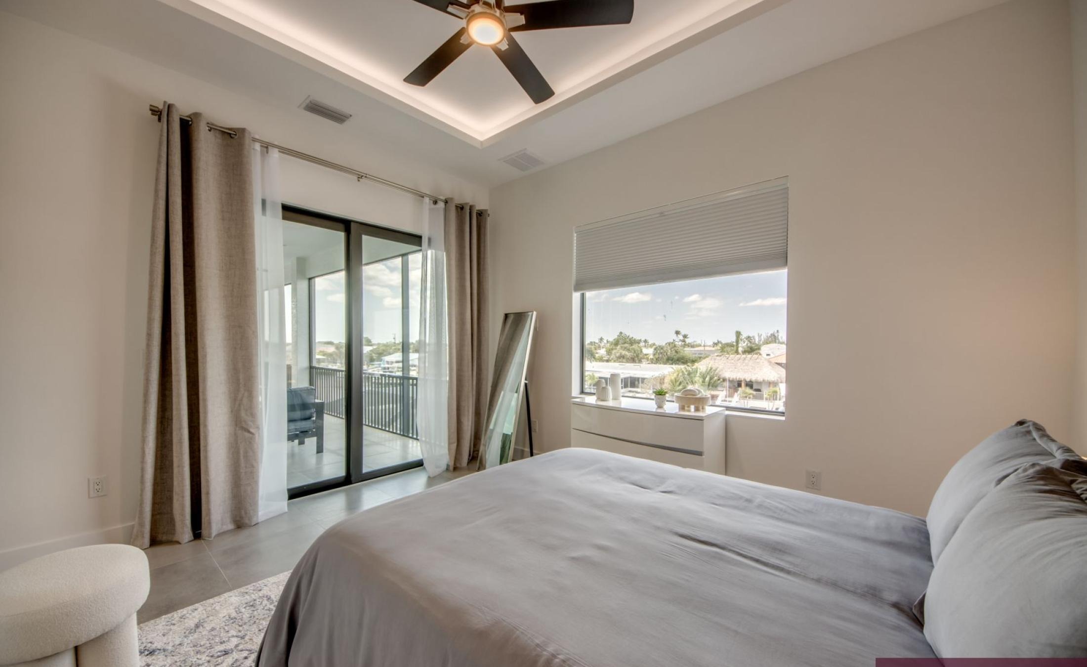 Beheizter Pool und Spa auf der Terrasse am Kanal mit Bootsdock.