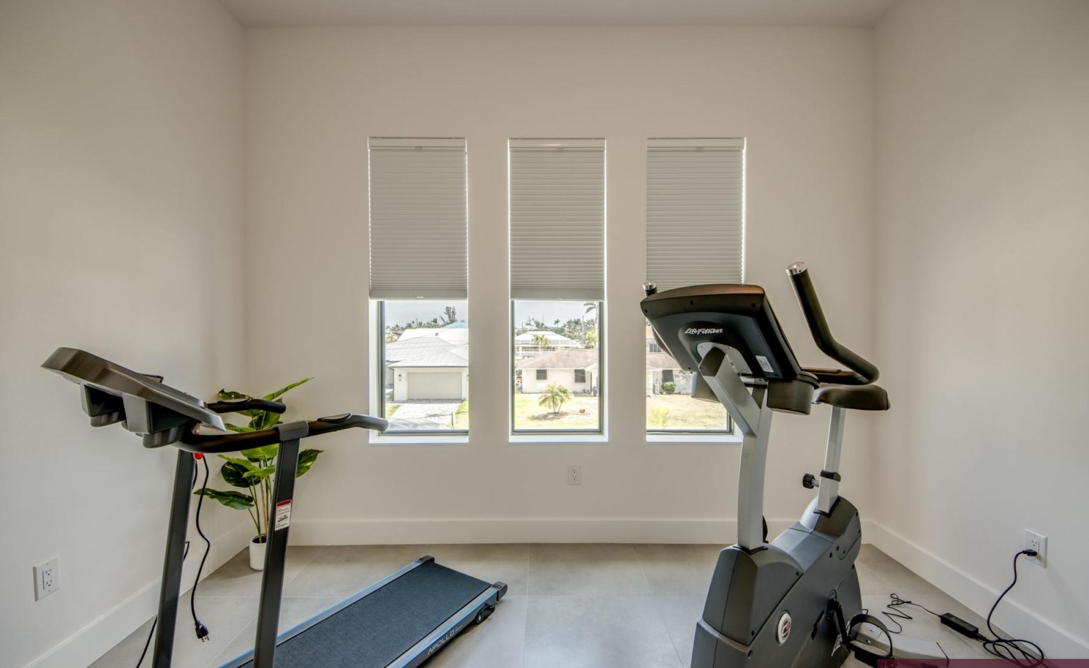 Beheizter Pool und Spa am Kanal mit Bootsdock.