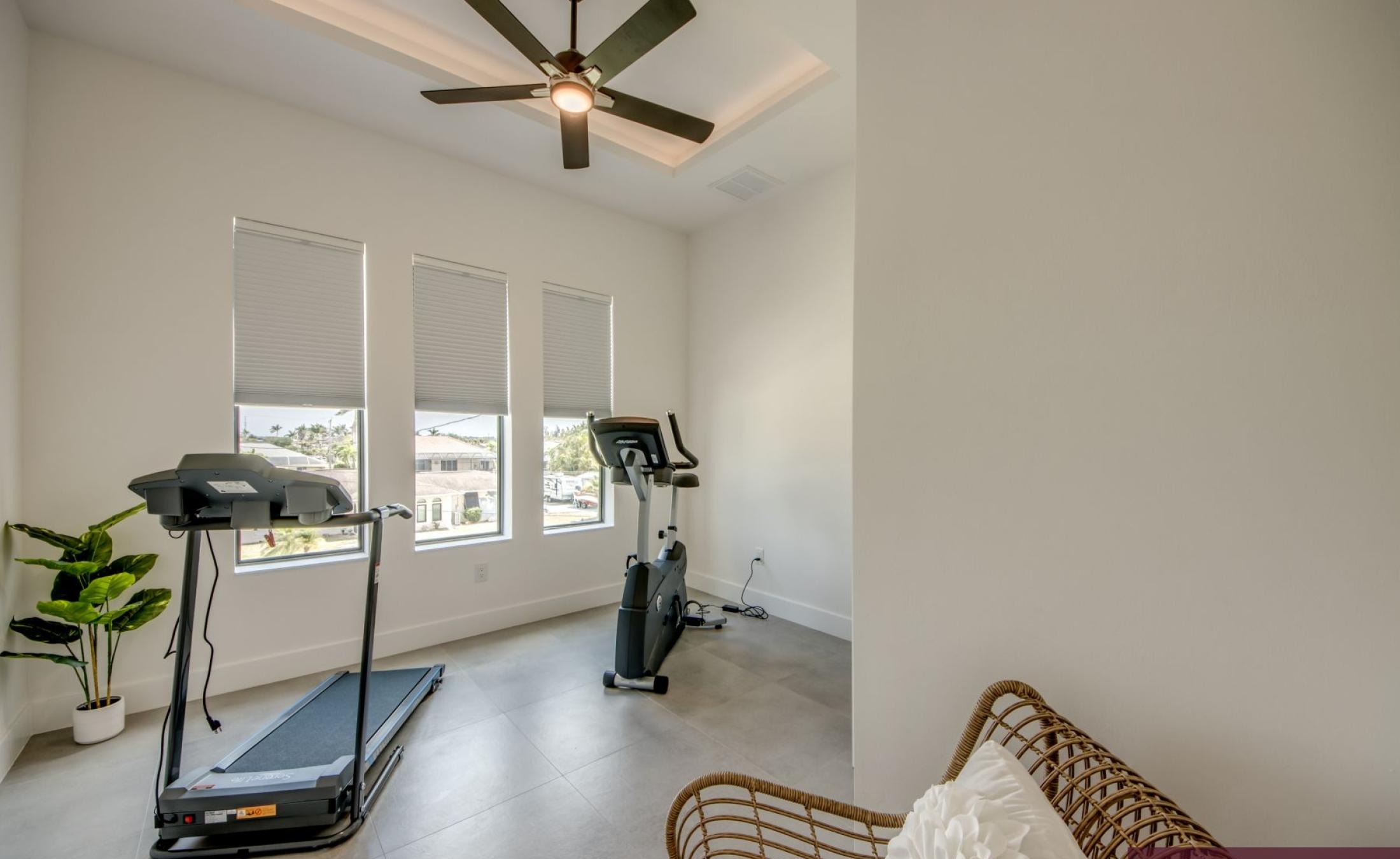 Beheizter Pool mit Spa am Wasser, mit Bootsdock und Blick auf den Kanal.