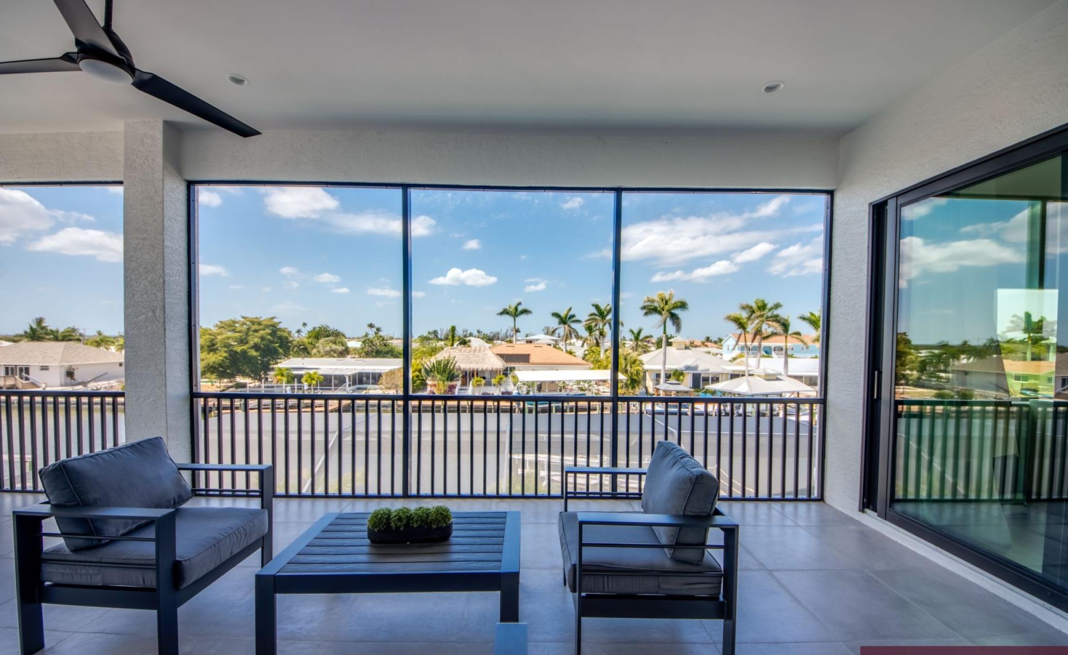 Beheizter Pool und Spa am Wasser mit Bootsdock.