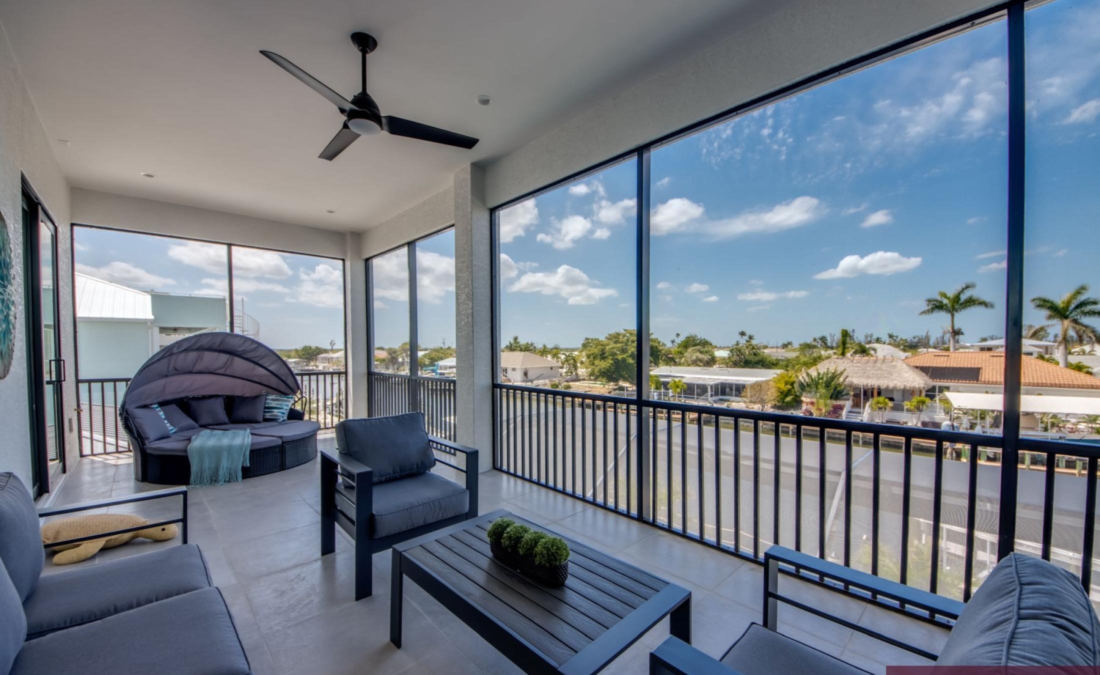 Beheizter Pool und Spa am Wasser mit Bootsdock und Blick auf den Kanal.