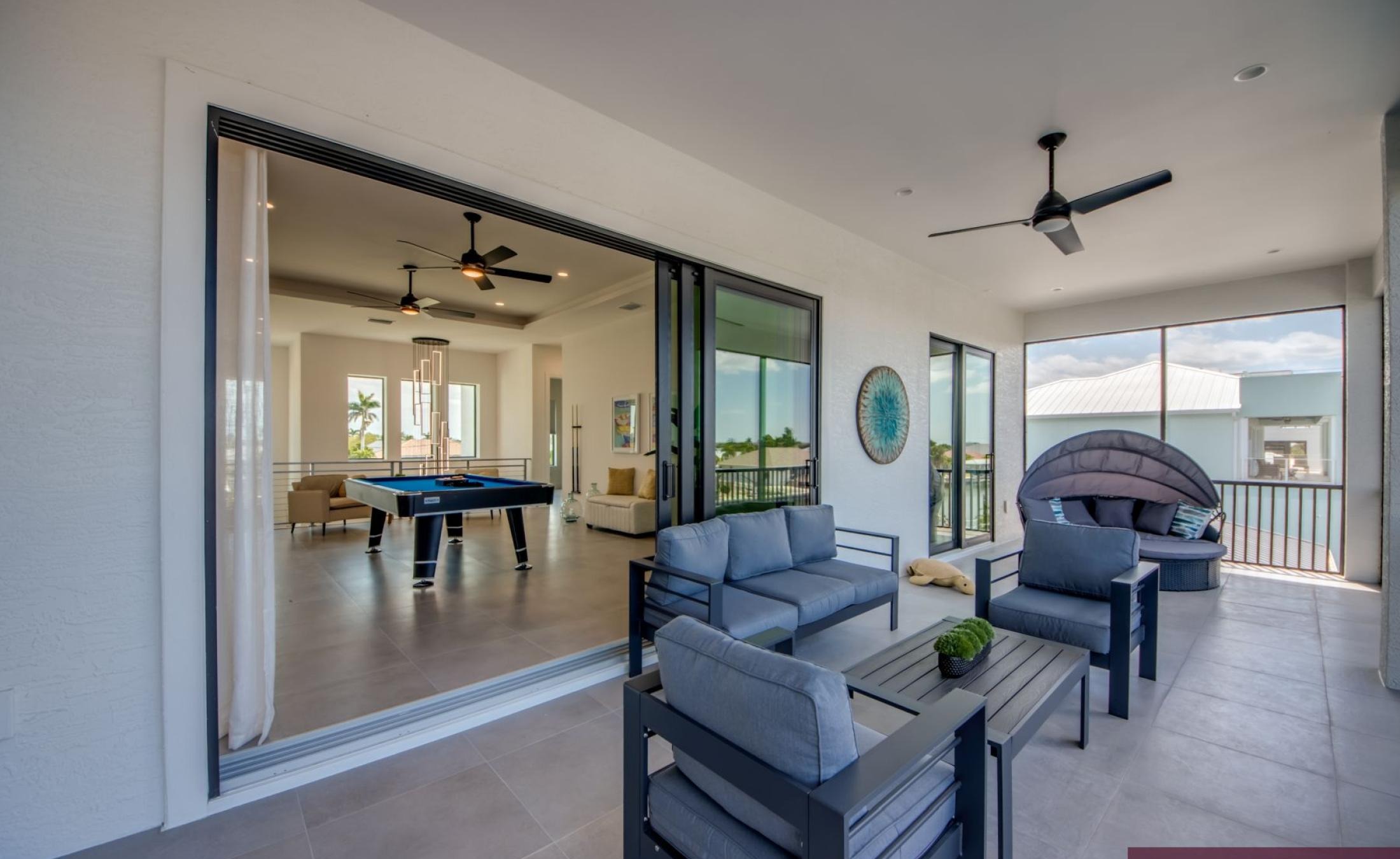 Beheizter Pool und Spa auf der Terrasse am Kanal mit Bootsdock.