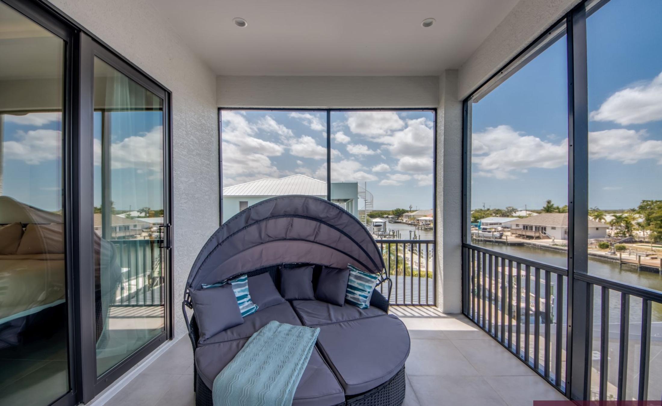 Beheizter Pool und Spa auf der Terrasse am Kanal mit Bootsdock (Westlage).