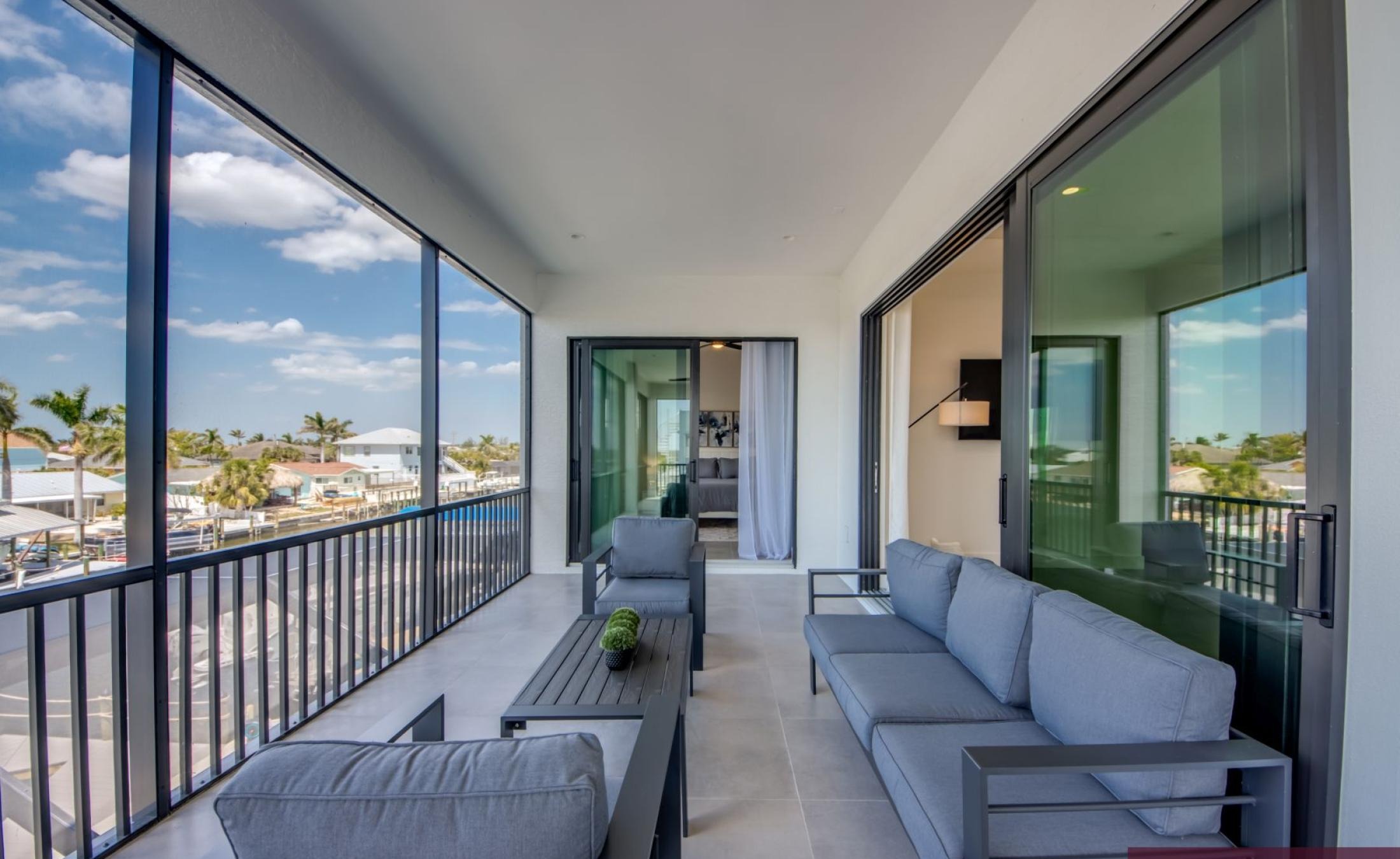 Beheizter Pool und Spa auf der Terrasse am Wasser mit Bootsdock.